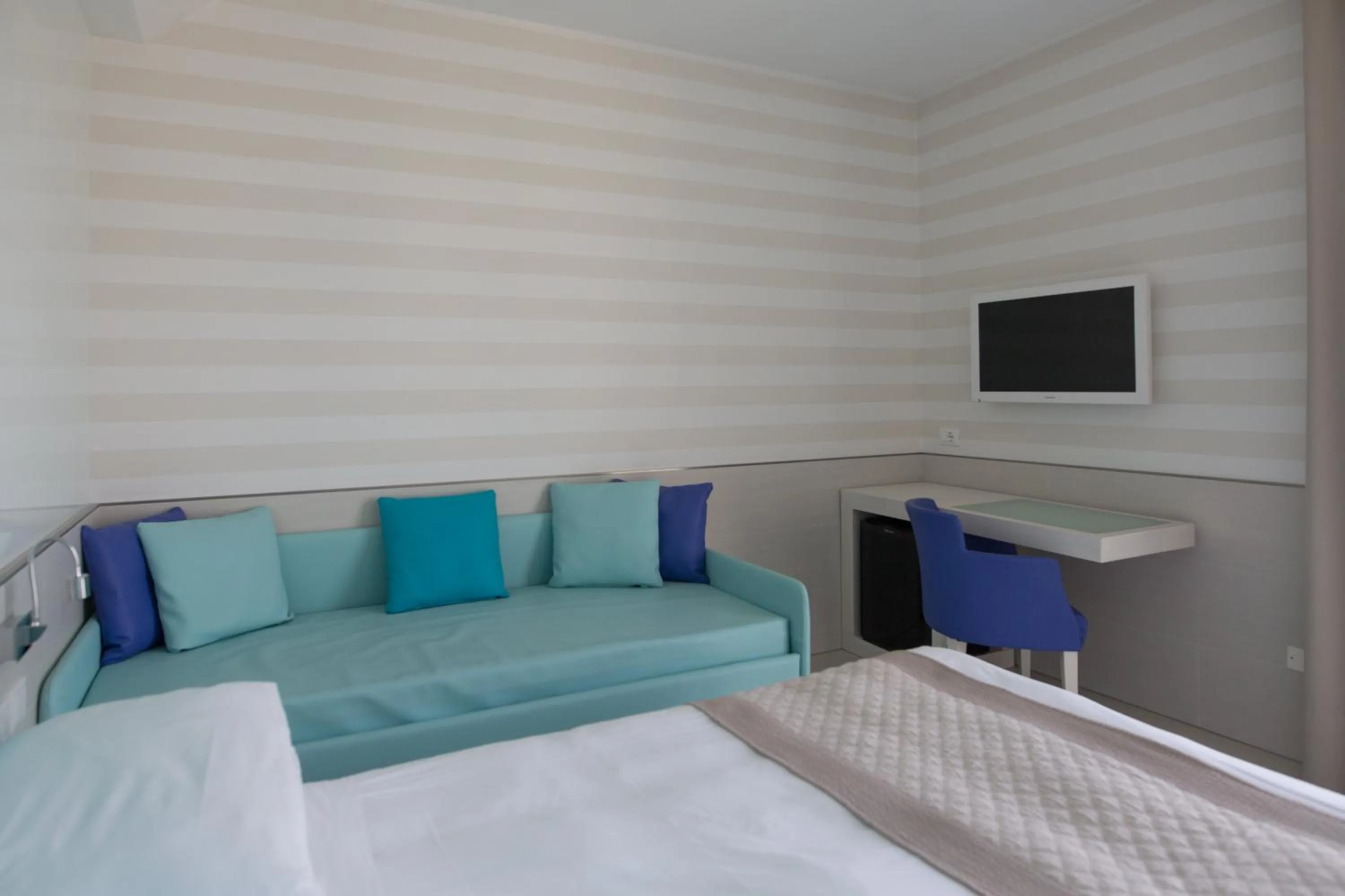 Seating area, Bed in Hotel Colombo