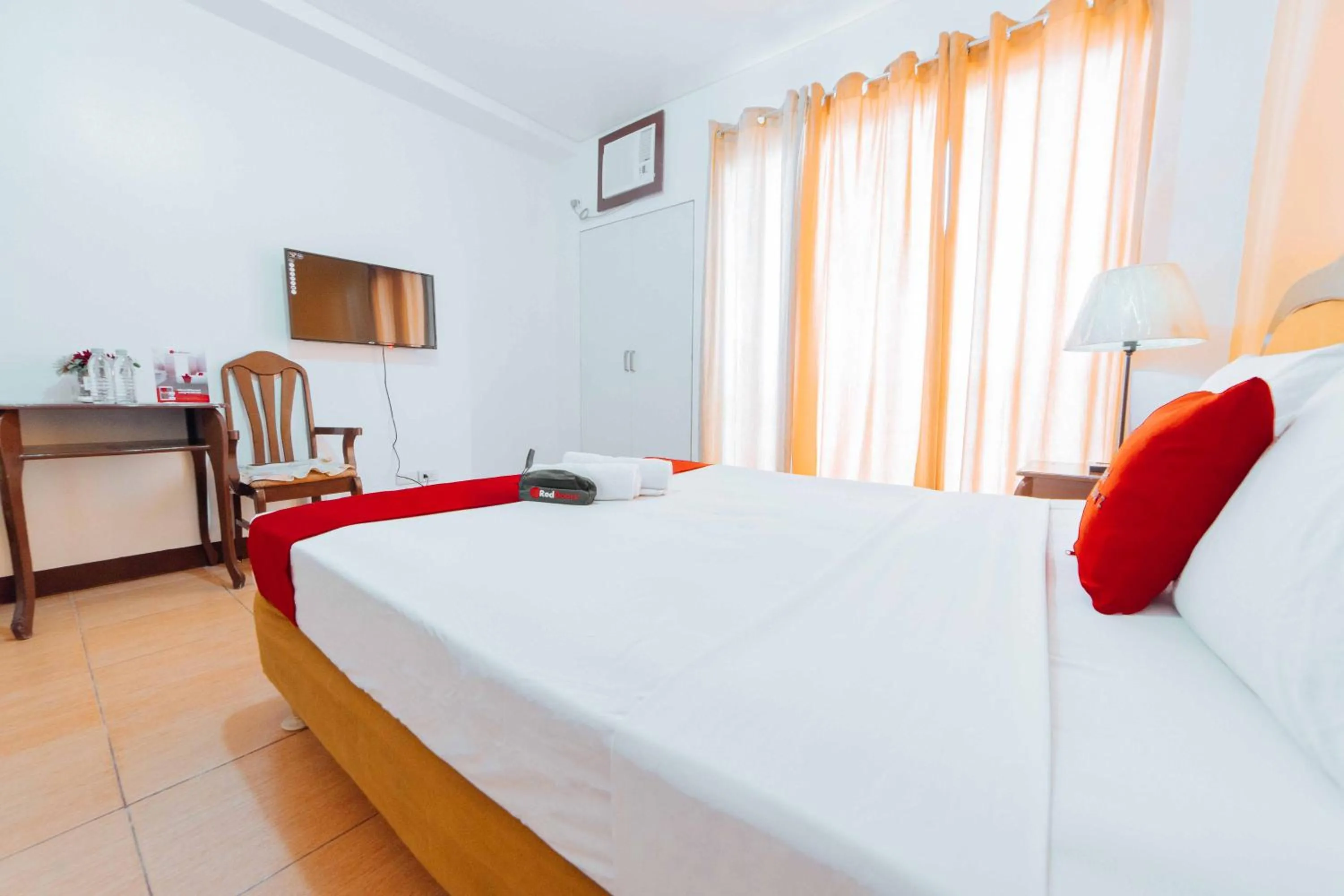 Bedroom in RedDoorz at Bel Air Soho Suites Makati City