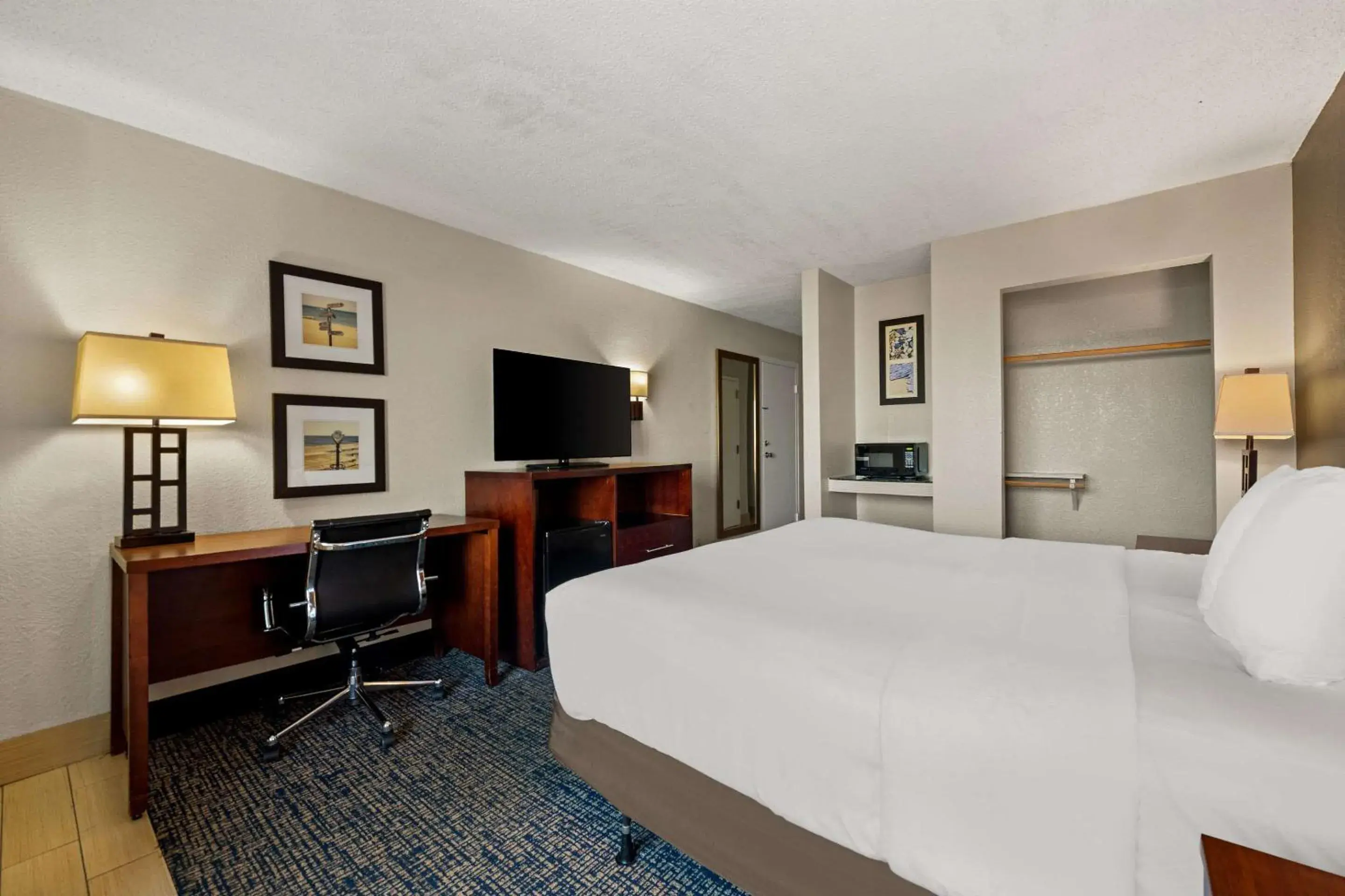 King Room with Tub and Dune View - Accessible/Non-Smoking in Comfort Inn On the Ocean King Room with Tub and Dune View - Accessible/Non-Smoking in Comfort Inn On the Ocean