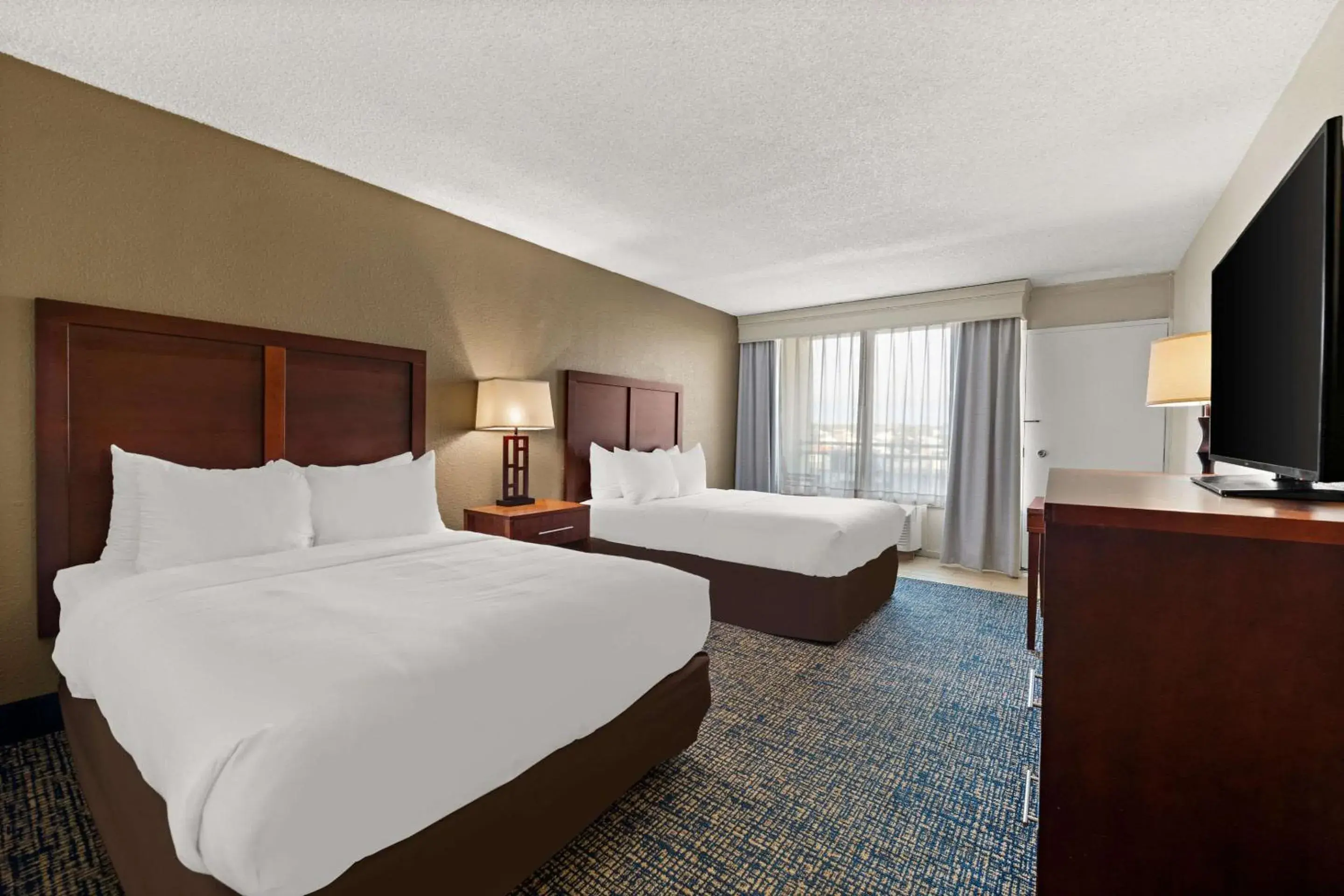 Two Double Beds with Street View in Comfort Inn On the Ocean Two Double Beds with Street View in Comfort Inn On the Ocean