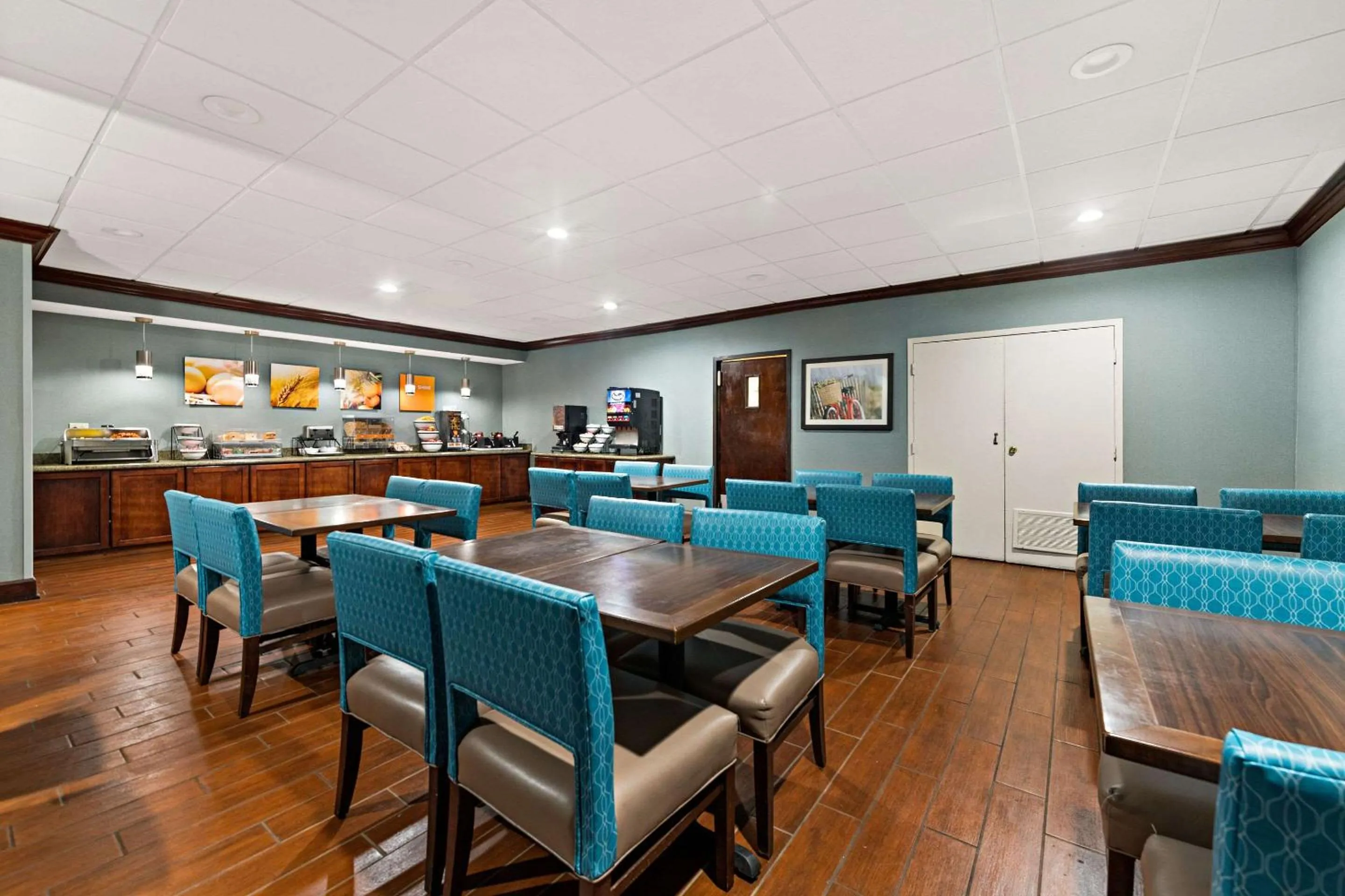 Breakfast in Comfort Inn On the Ocean