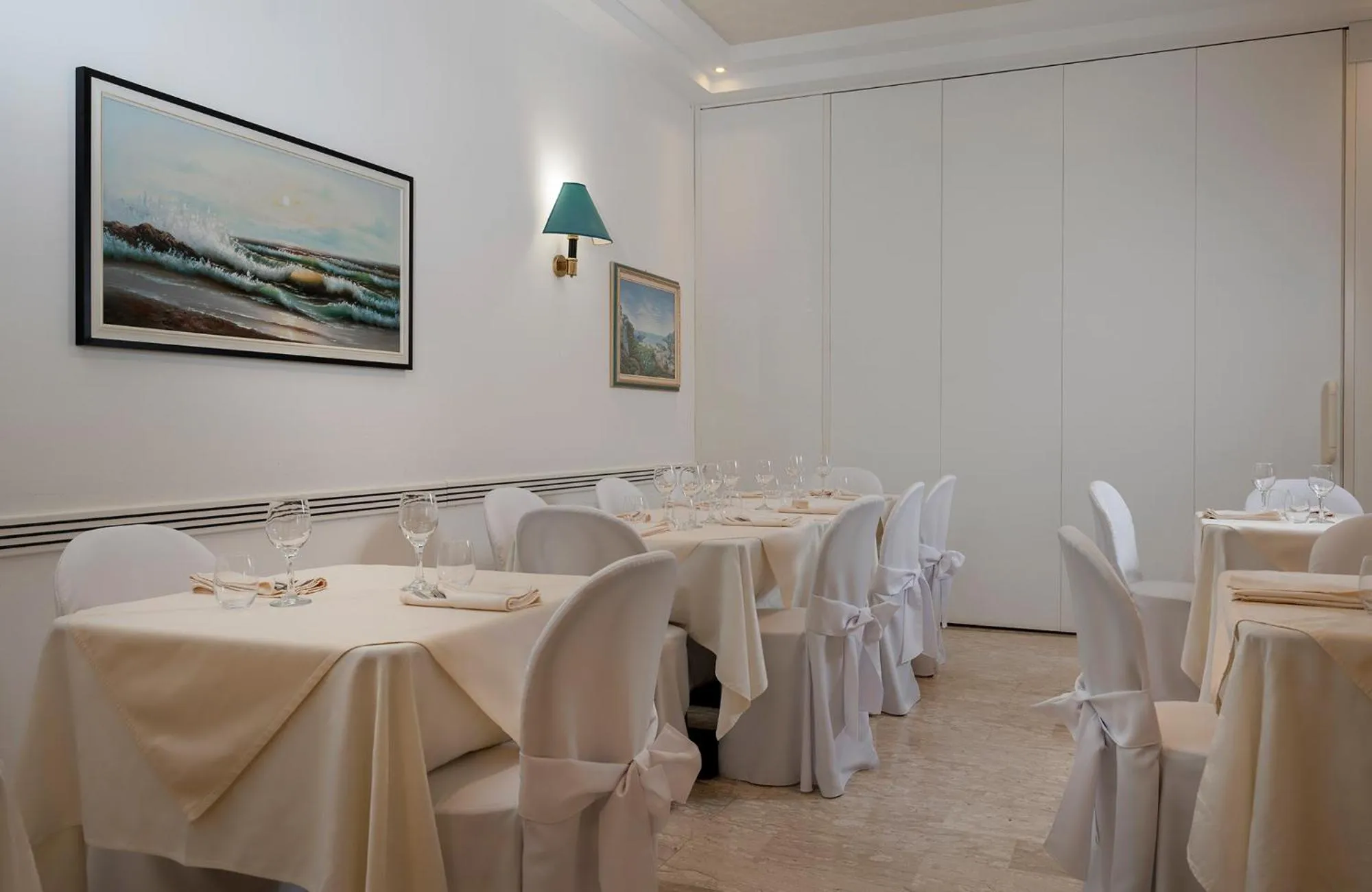 Restaurant/places to eat in Hotel Stella