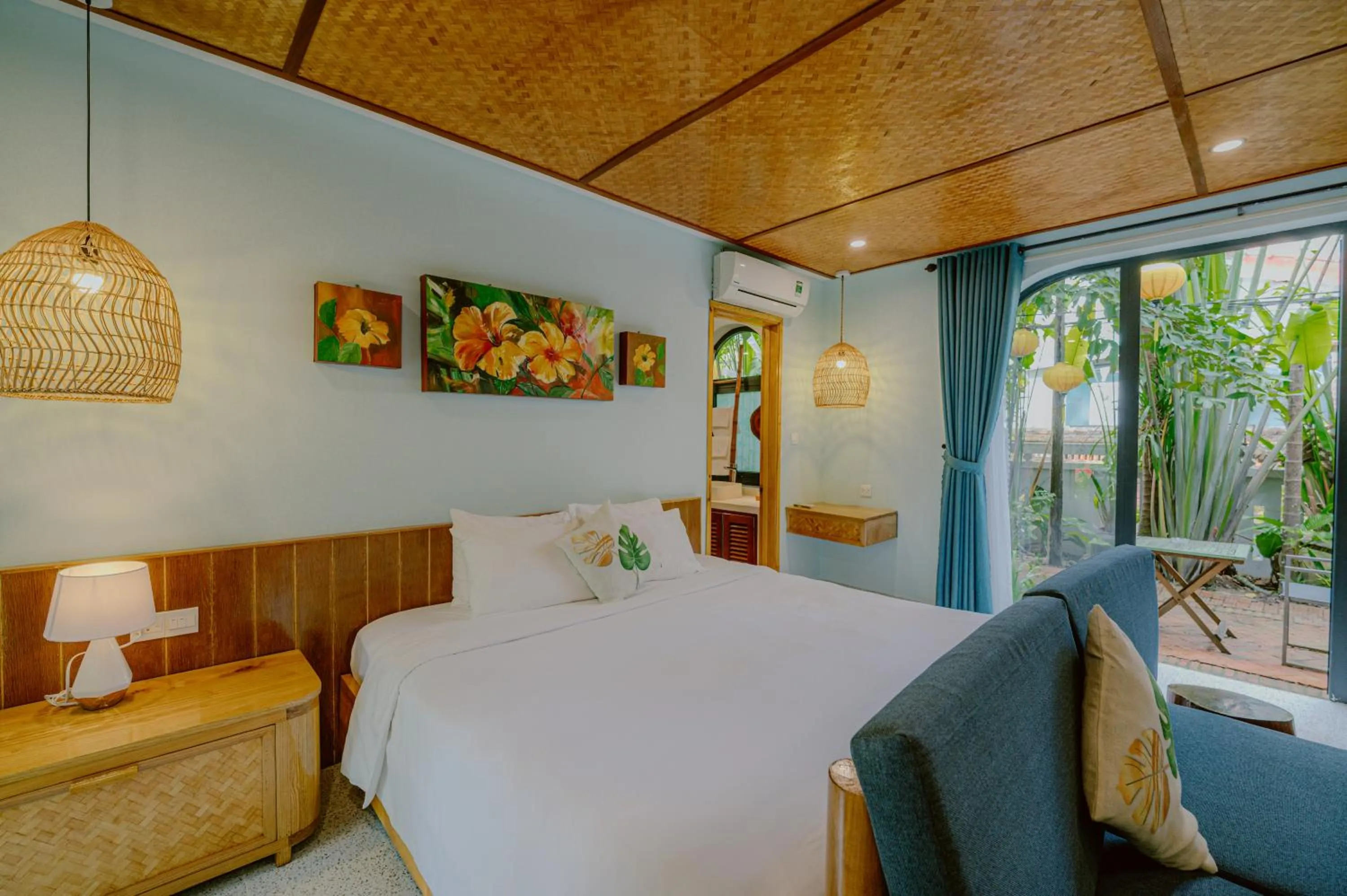 Bed in Villa De Campagne Hoi An- Boutique homestay with pool and family soul