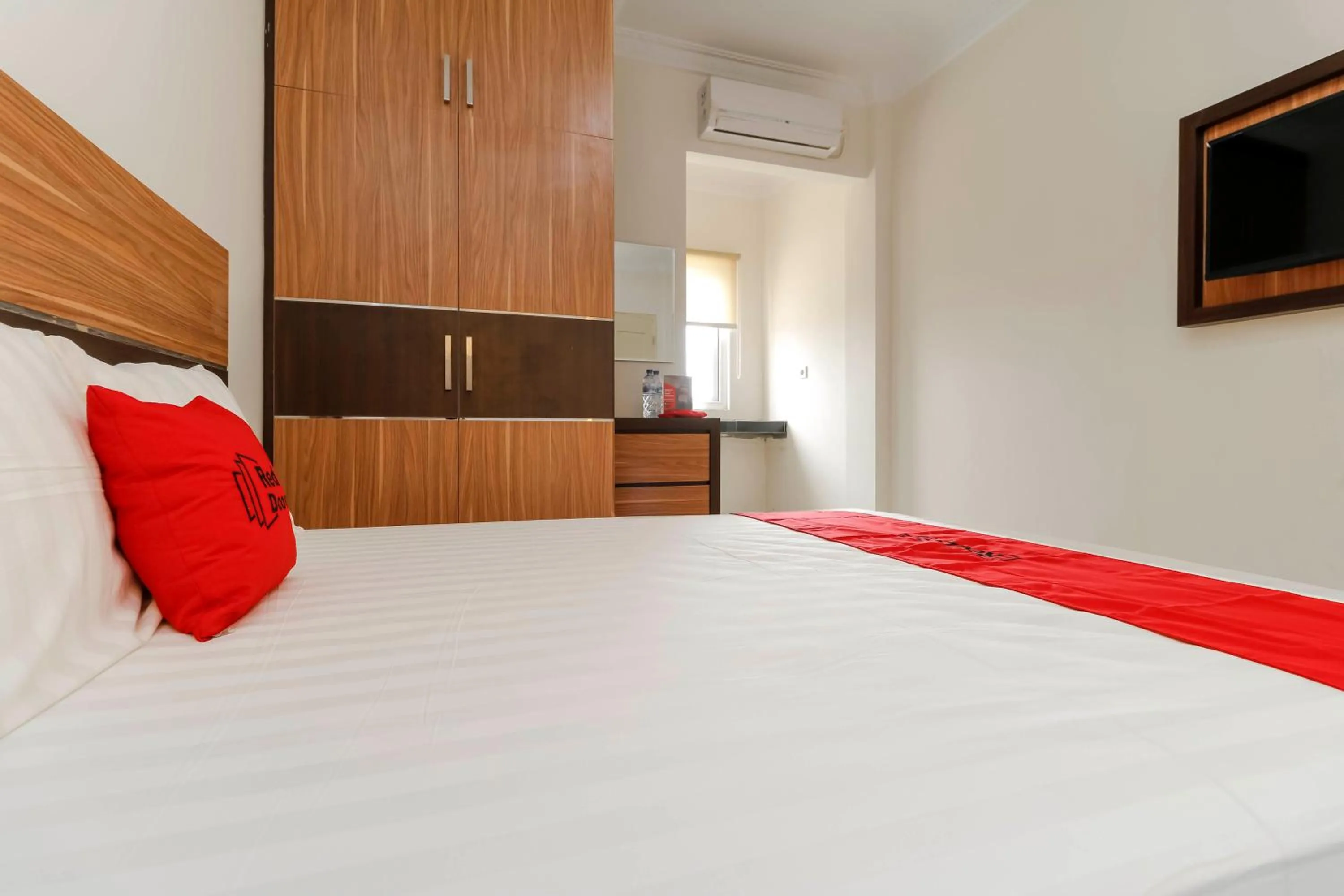 Bedroom, Bed in RedDoorz Plus near Palembang Square Mall