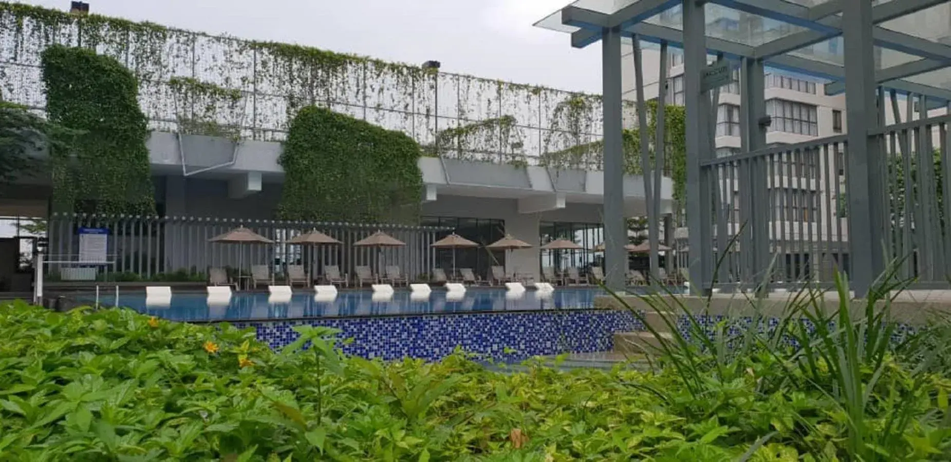 Swimming pool in TRILLION SUITES by SLG Swimming pool in TRILLION SUITES by SLG