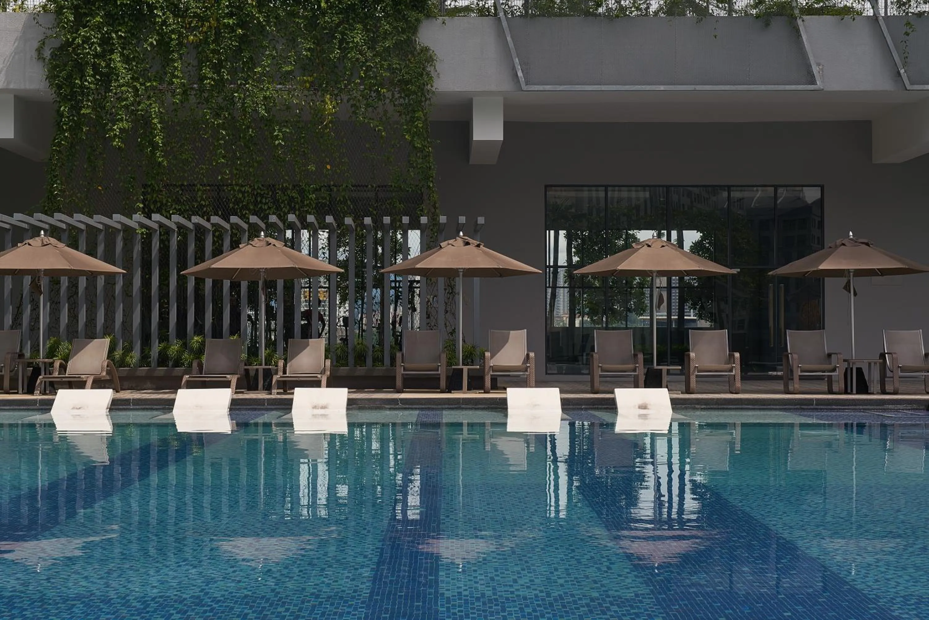Swimming pool in TRILLION SUITES by SLG
