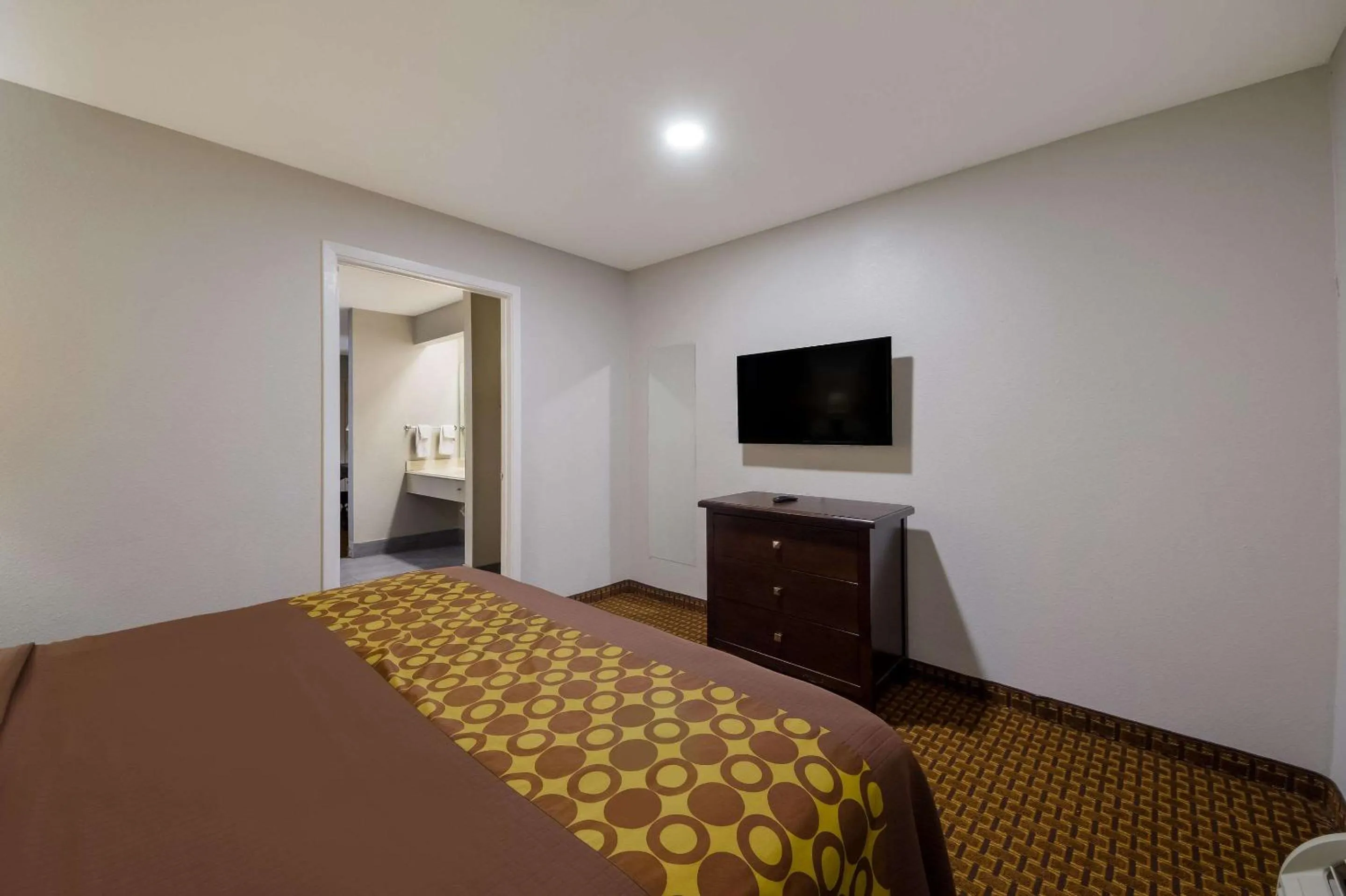 Bedroom, Bed in Rodeway Inn & Suites Corpus Christi Northwest