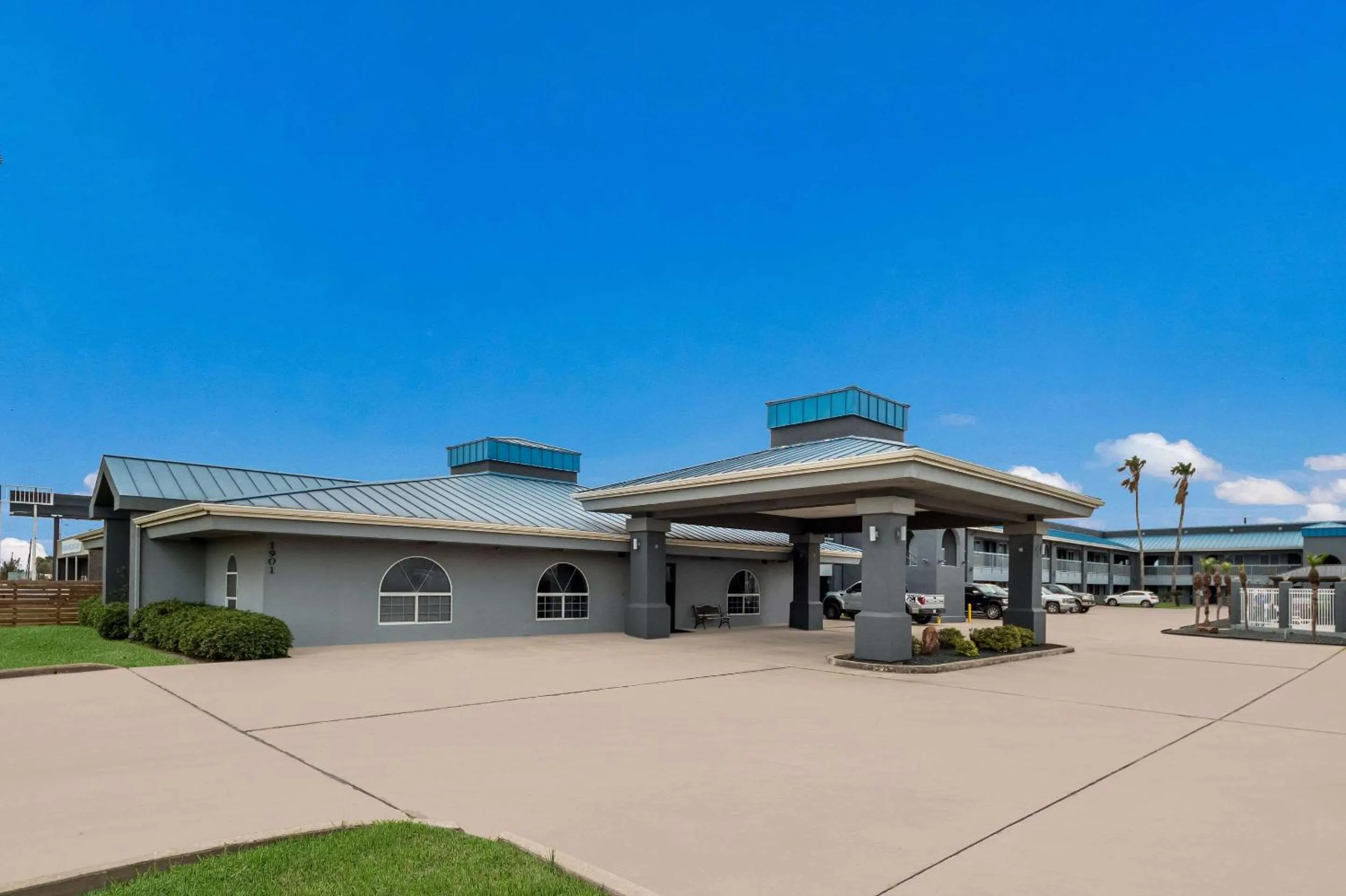 Property building in Rodeway Inn & Suites Corpus Christi Northwest