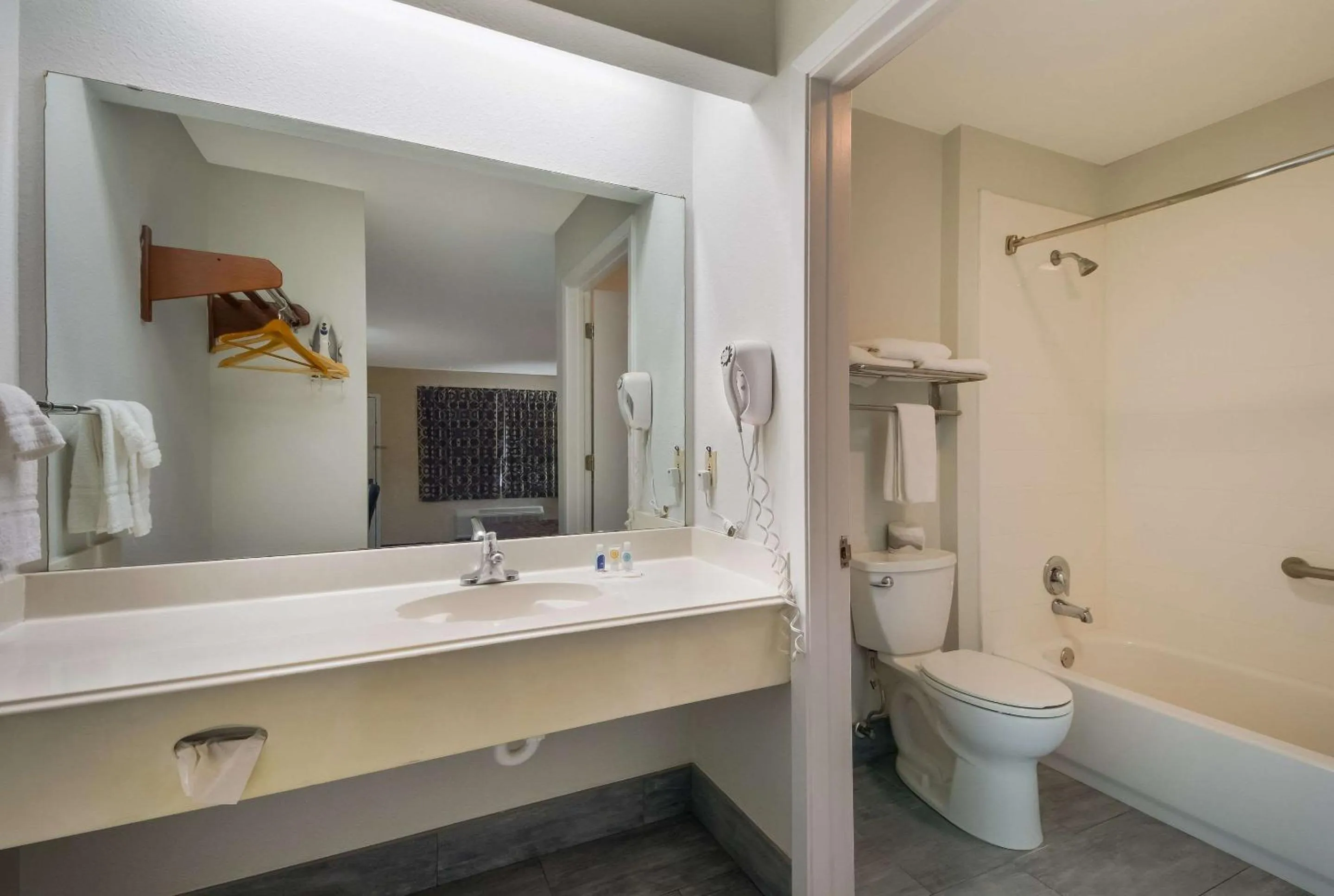 Bedroom in Rodeway Inn & Suites Corpus Christi Northwest