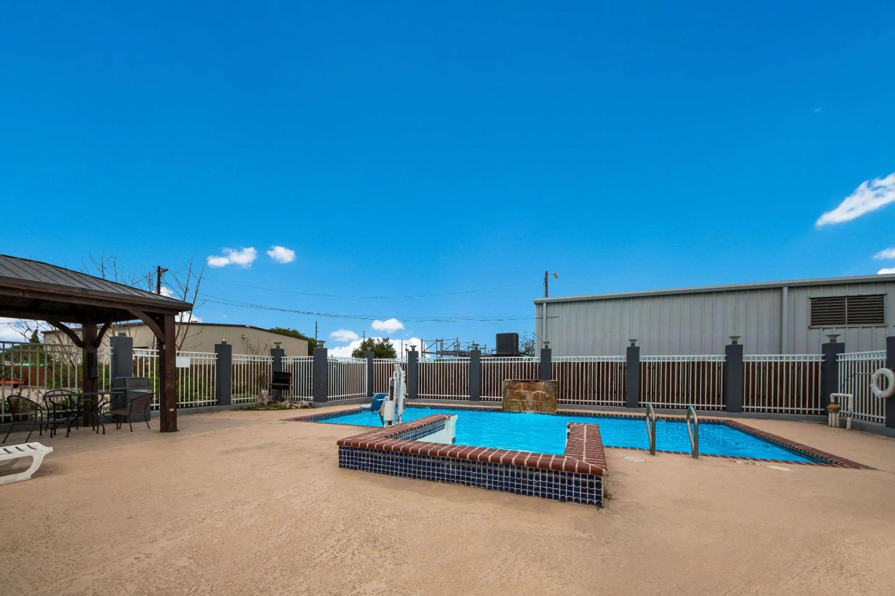 Swimming pool in Rodeway Inn & Suites Corpus Christi Northwest