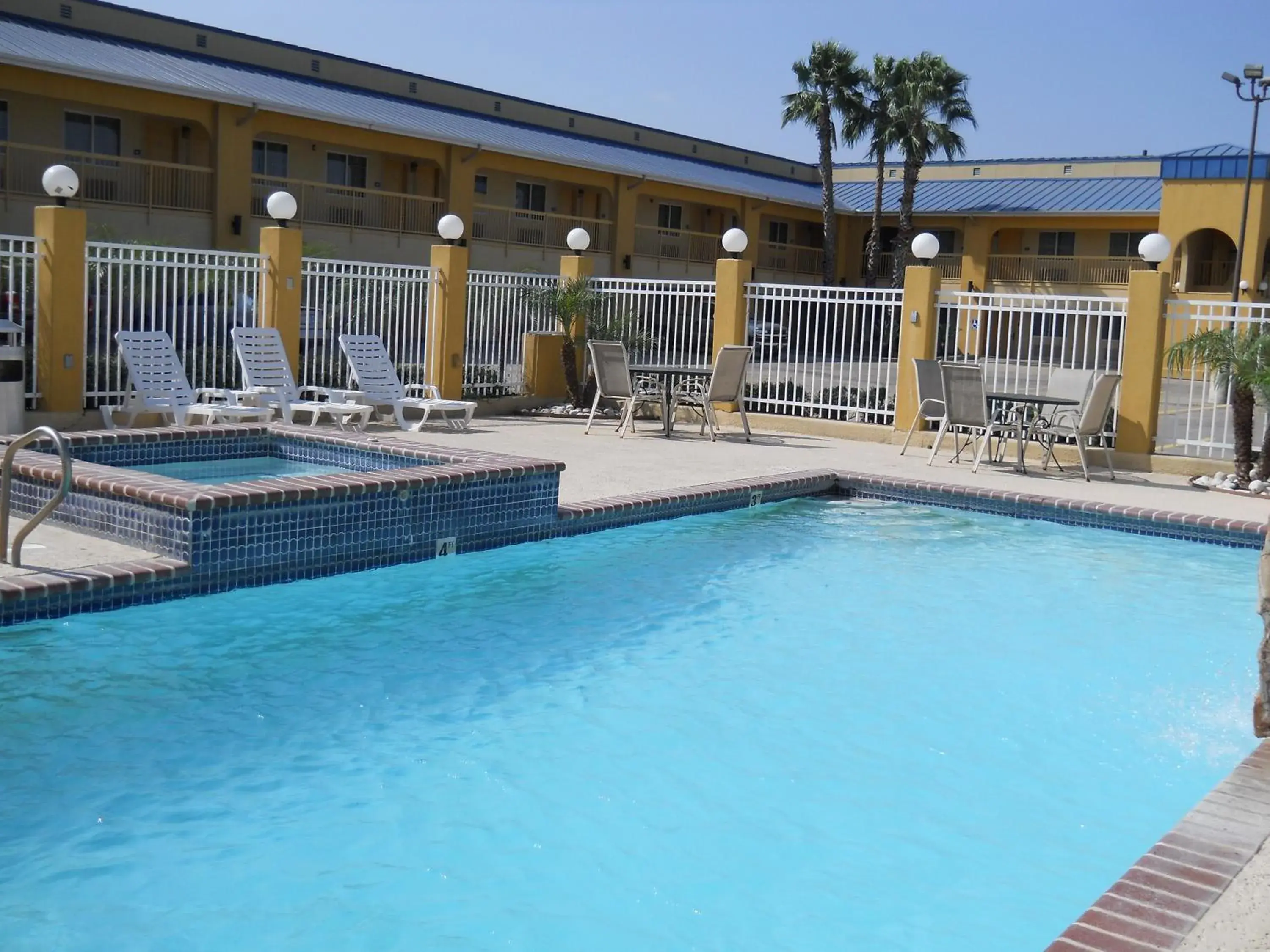 Swimming pool in Rodeway Inn & Suites Corpus Christi Northwest Swimming pool in Rodeway Inn & Suites Corpus Christi Northwest