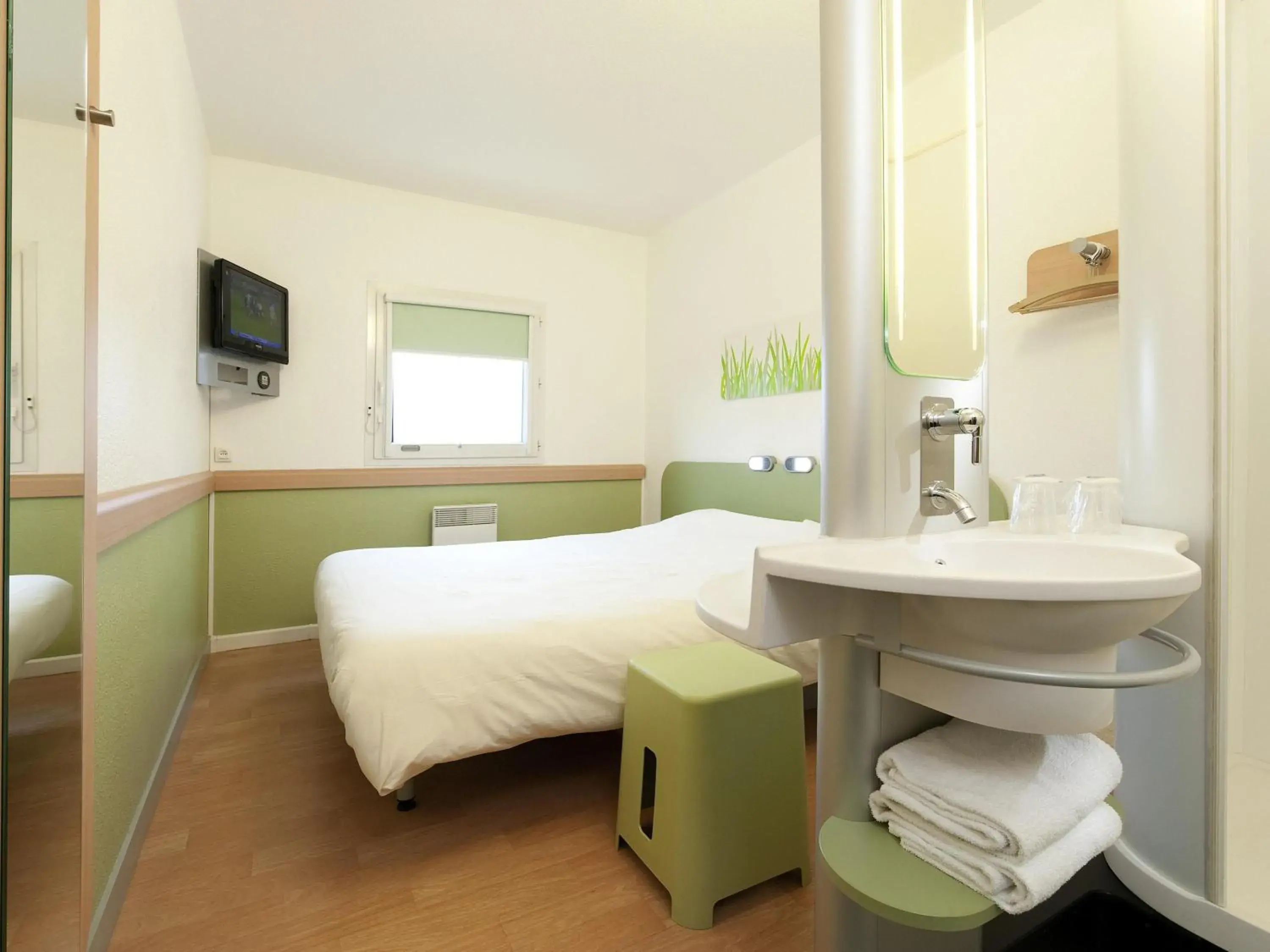 Bedroom, Bed in ibis budget Brugge Centrum Station Bedroom, Bed in ibis budget Brugge Centrum Station