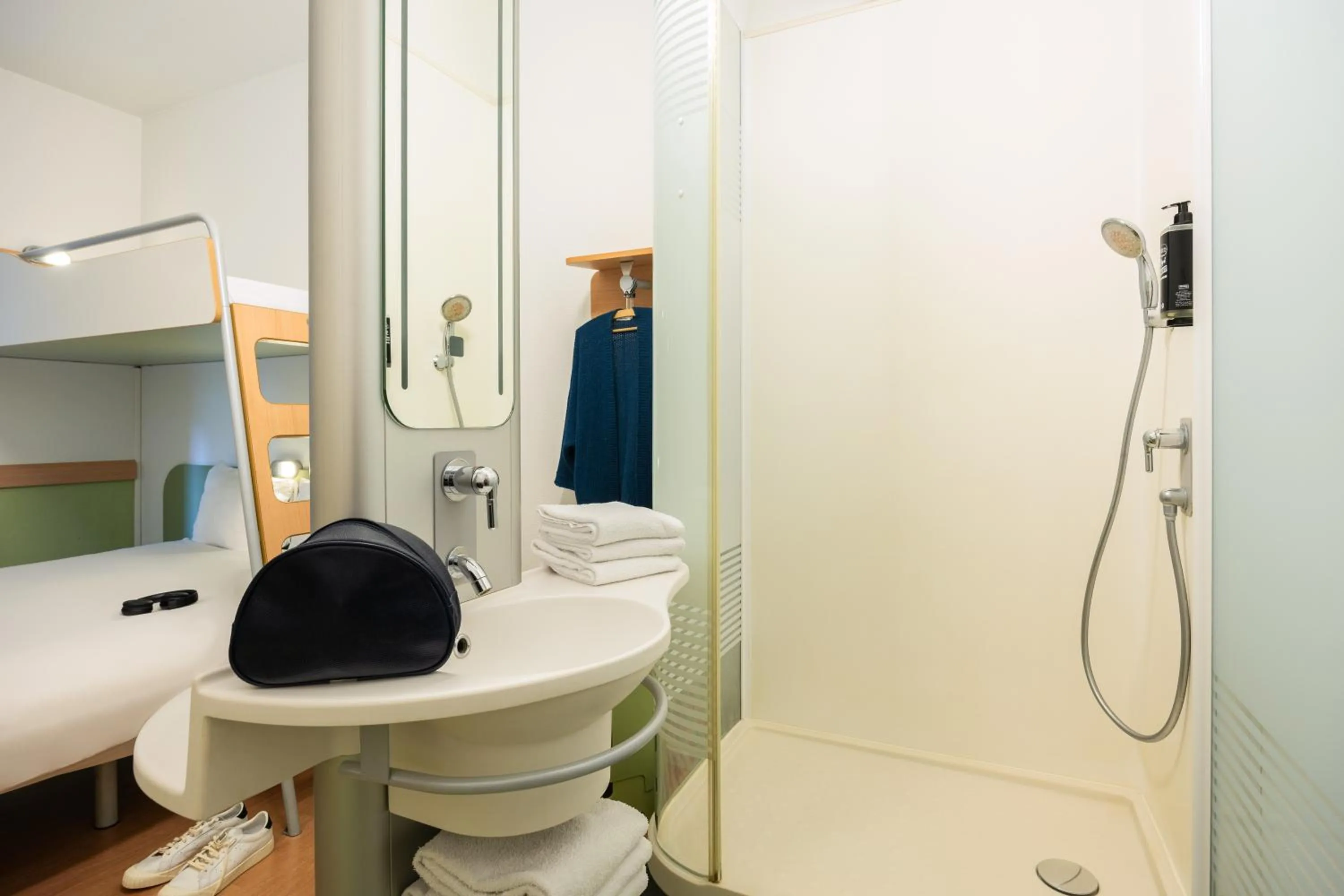 Shower in ibis budget Brugge Centrum Station