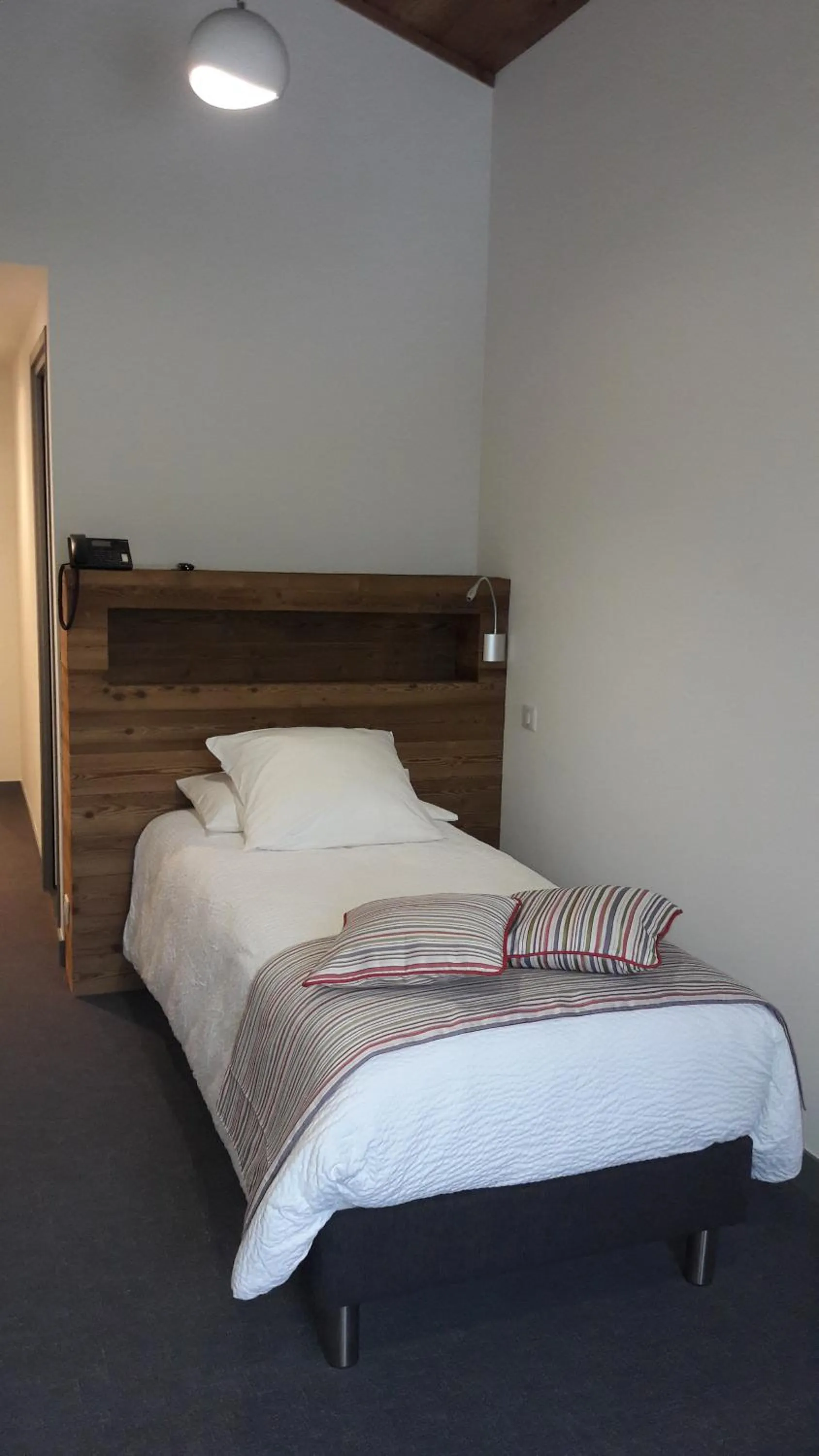 Bed in Hotel L'alpin