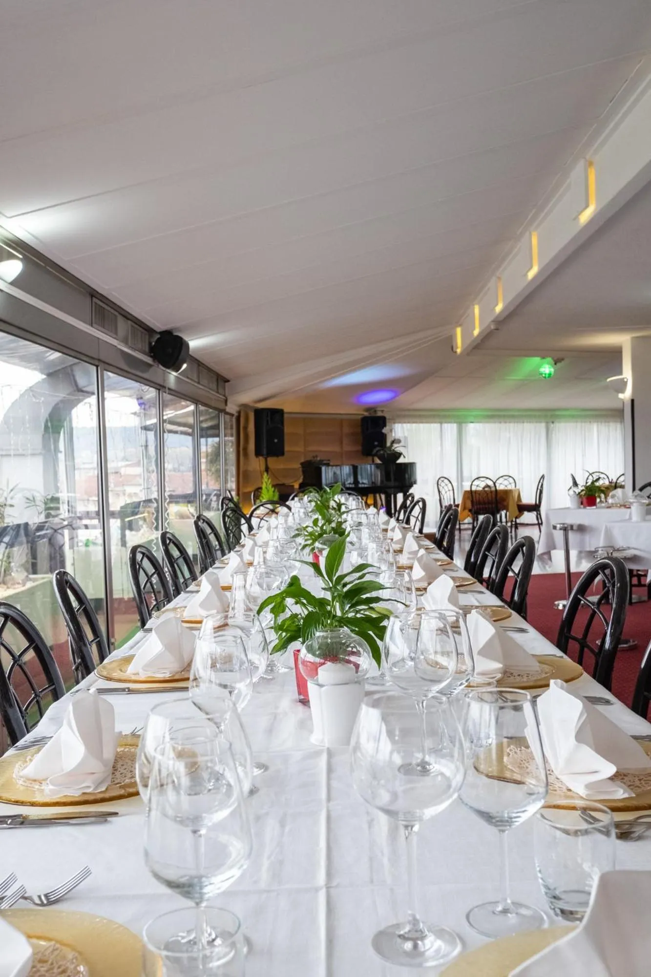 Restaurant/places to eat in Hotel Atlantic