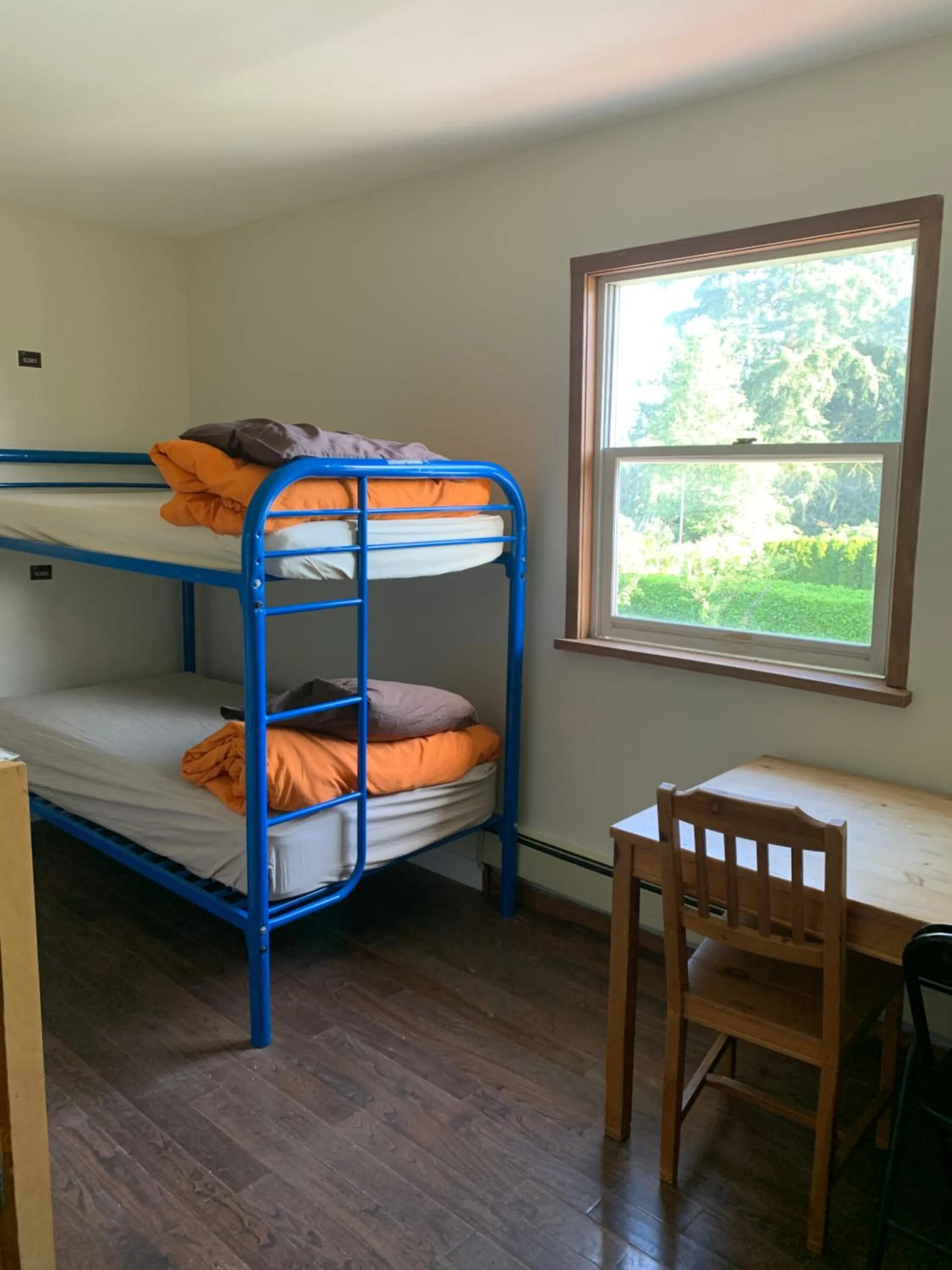 Bed in Vancouver Backpacker House - 10 min walk to Metrotown skytrain station