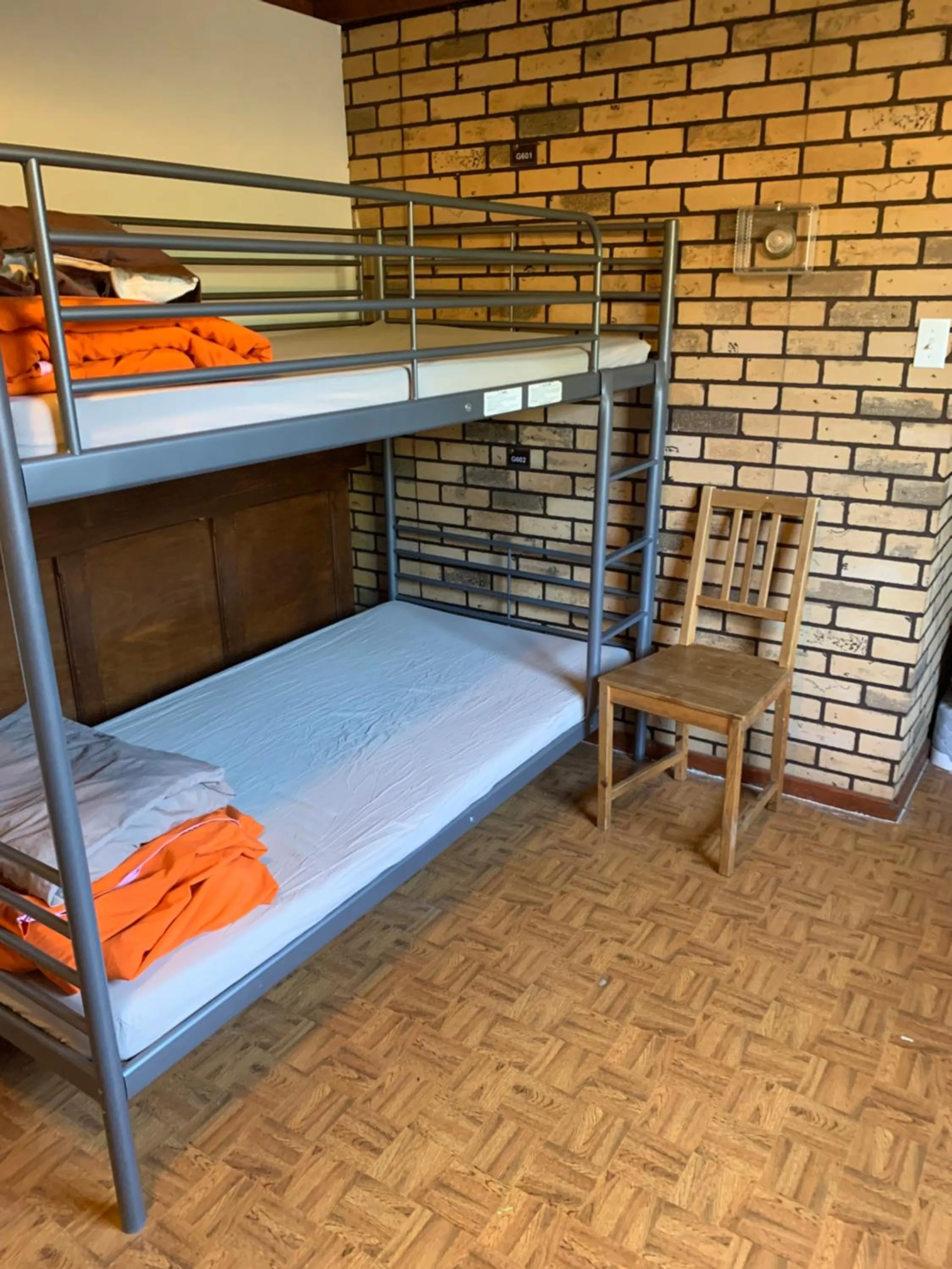 Bed in Vancouver Backpacker House - 10 min walk to Metrotown skytrain station