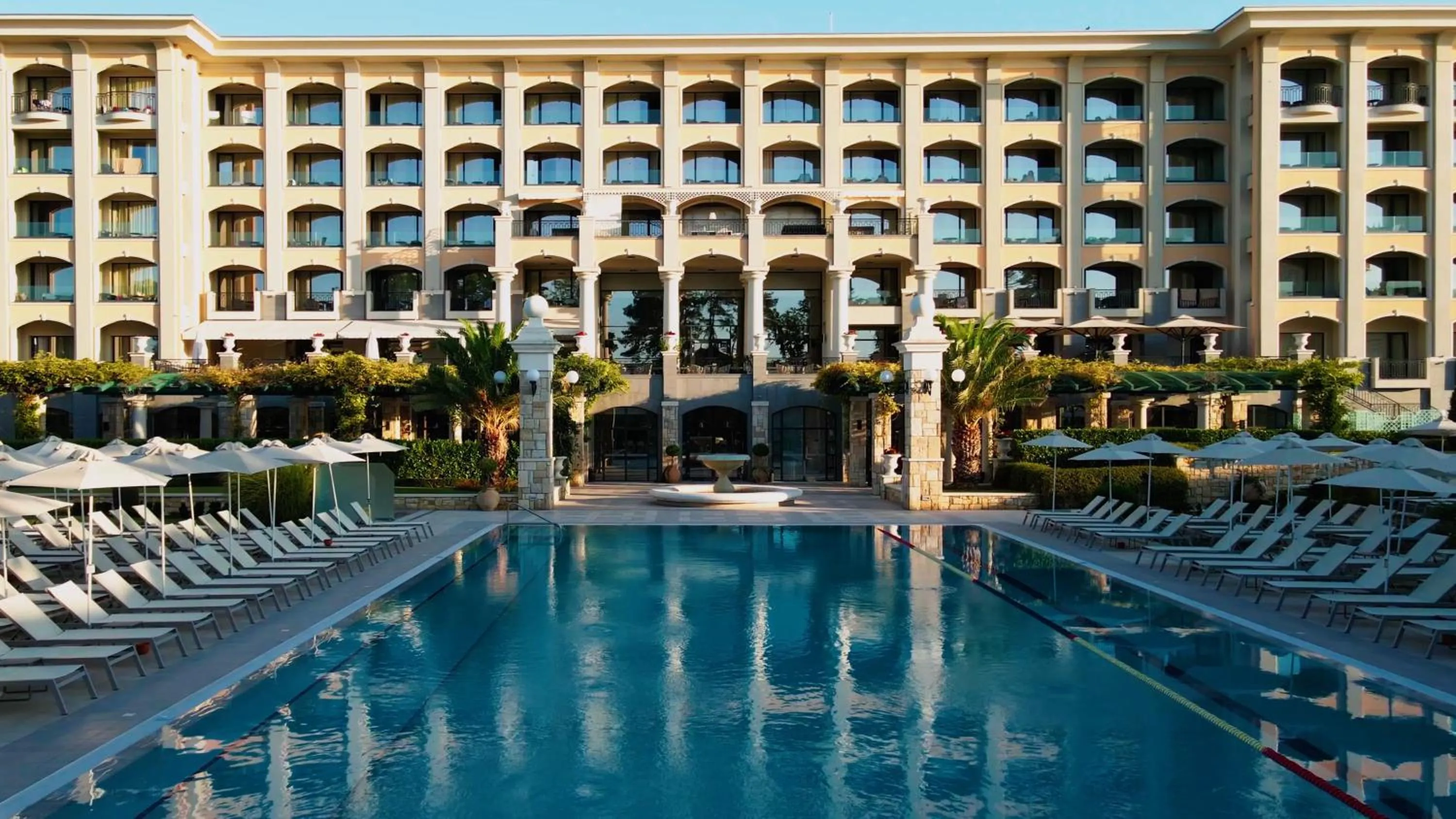 Swimming pool in Astor Garden Hotel