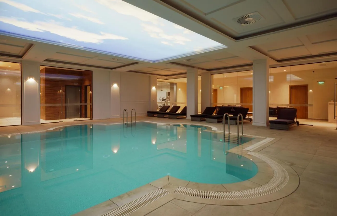 Swimming pool in Astor Garden Hotel
