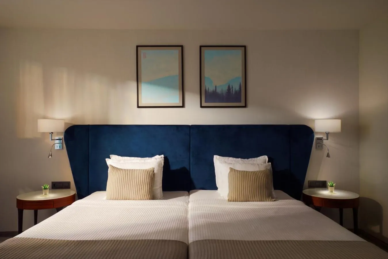 Bed in Astor Garden Hotel