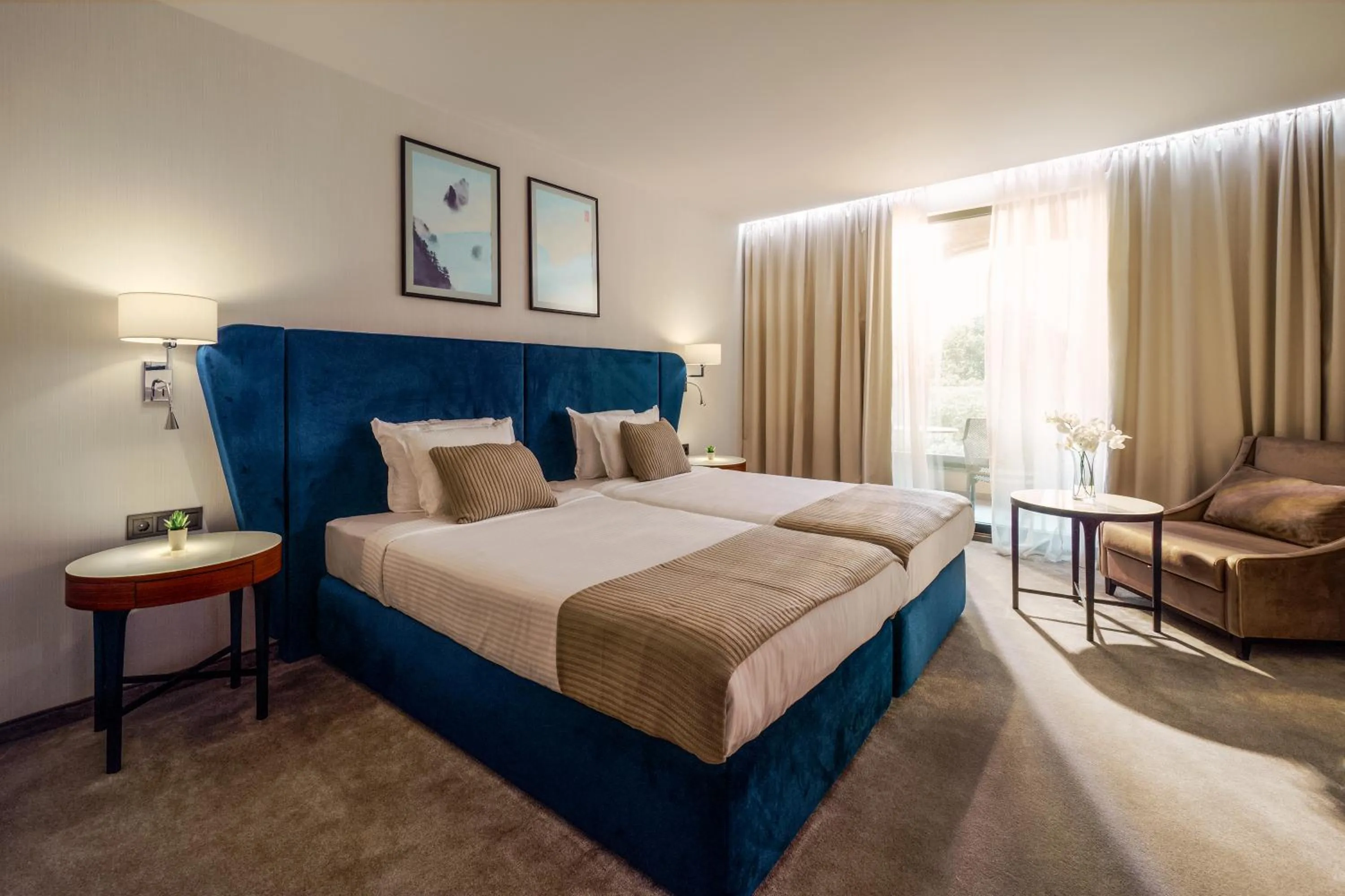 Bedroom, Bed in Astor Garden Hotel