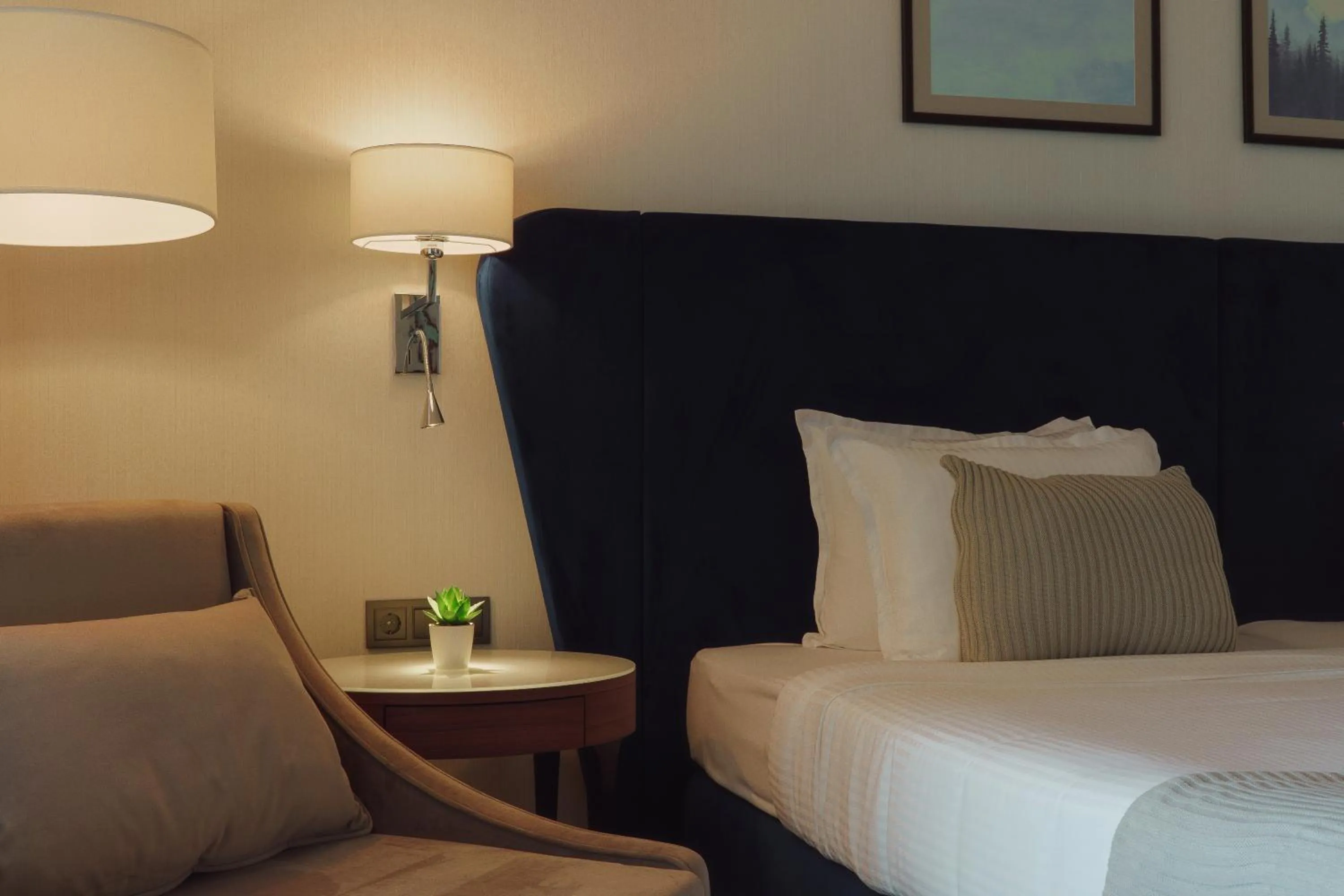 Bed in Astor Garden Hotel