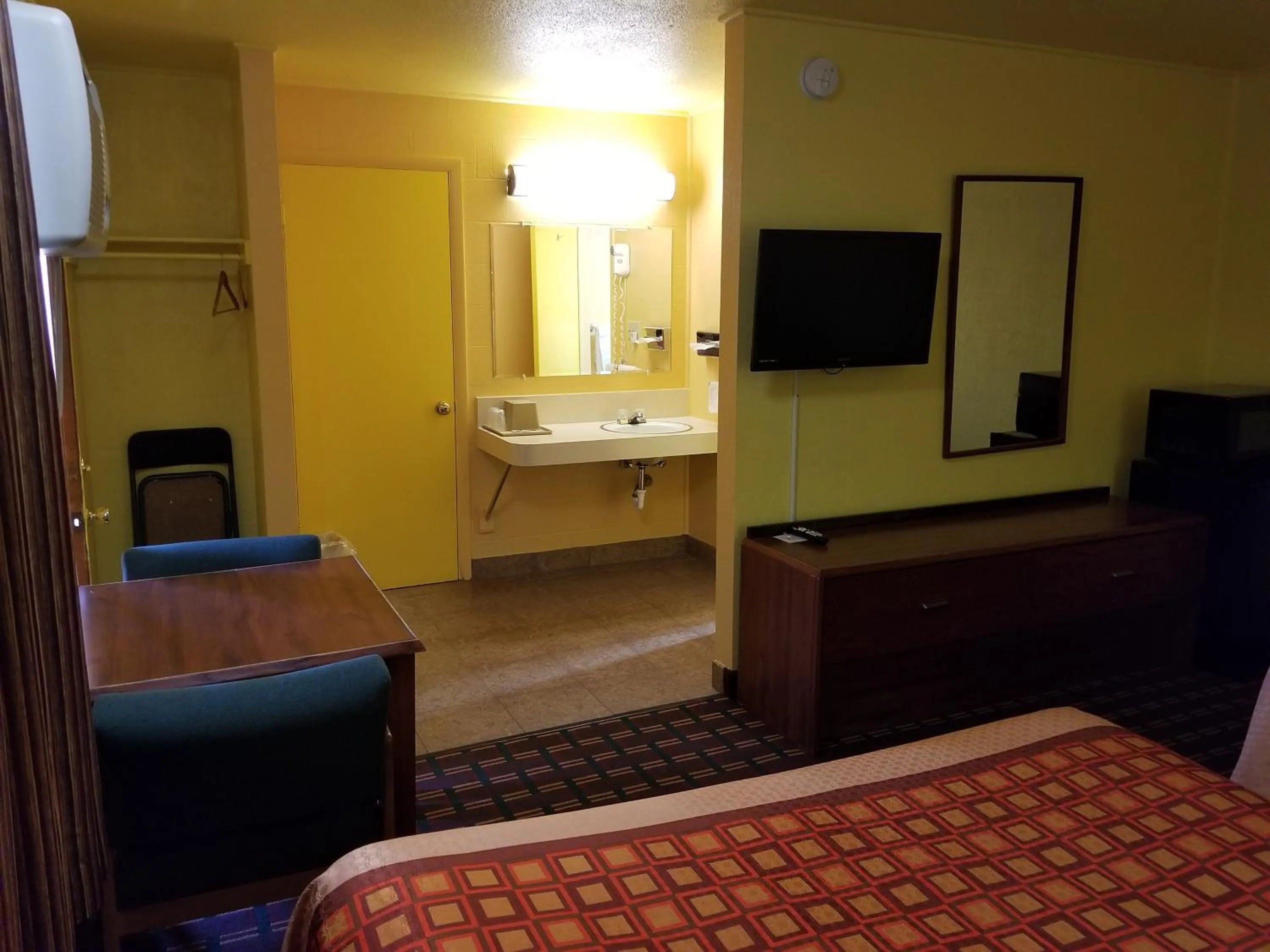 Bed in Motel 7 Rawlins