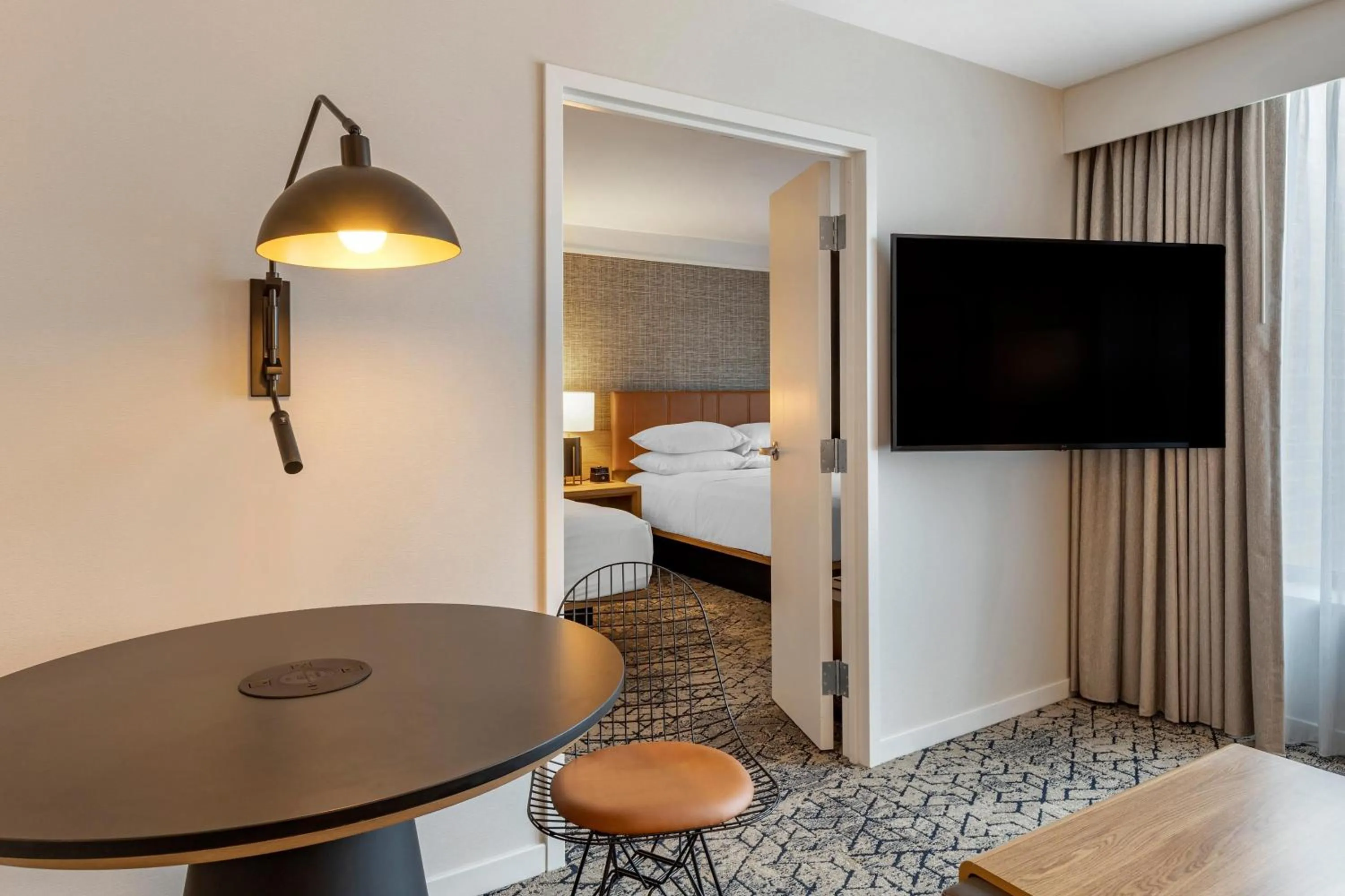 Bedroom, Bed in Sheraton Suites Old Town Alexandria