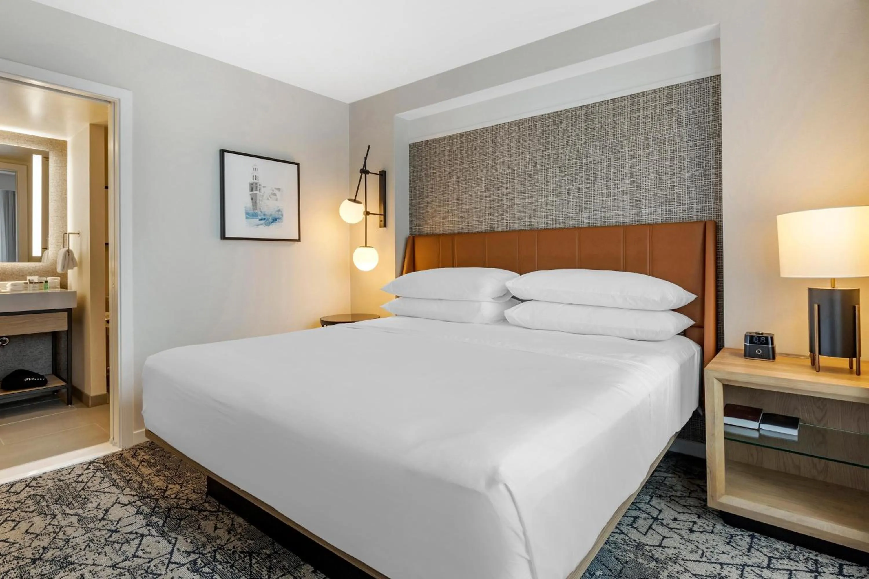 Bedroom, Bed in Sheraton Suites Old Town Alexandria