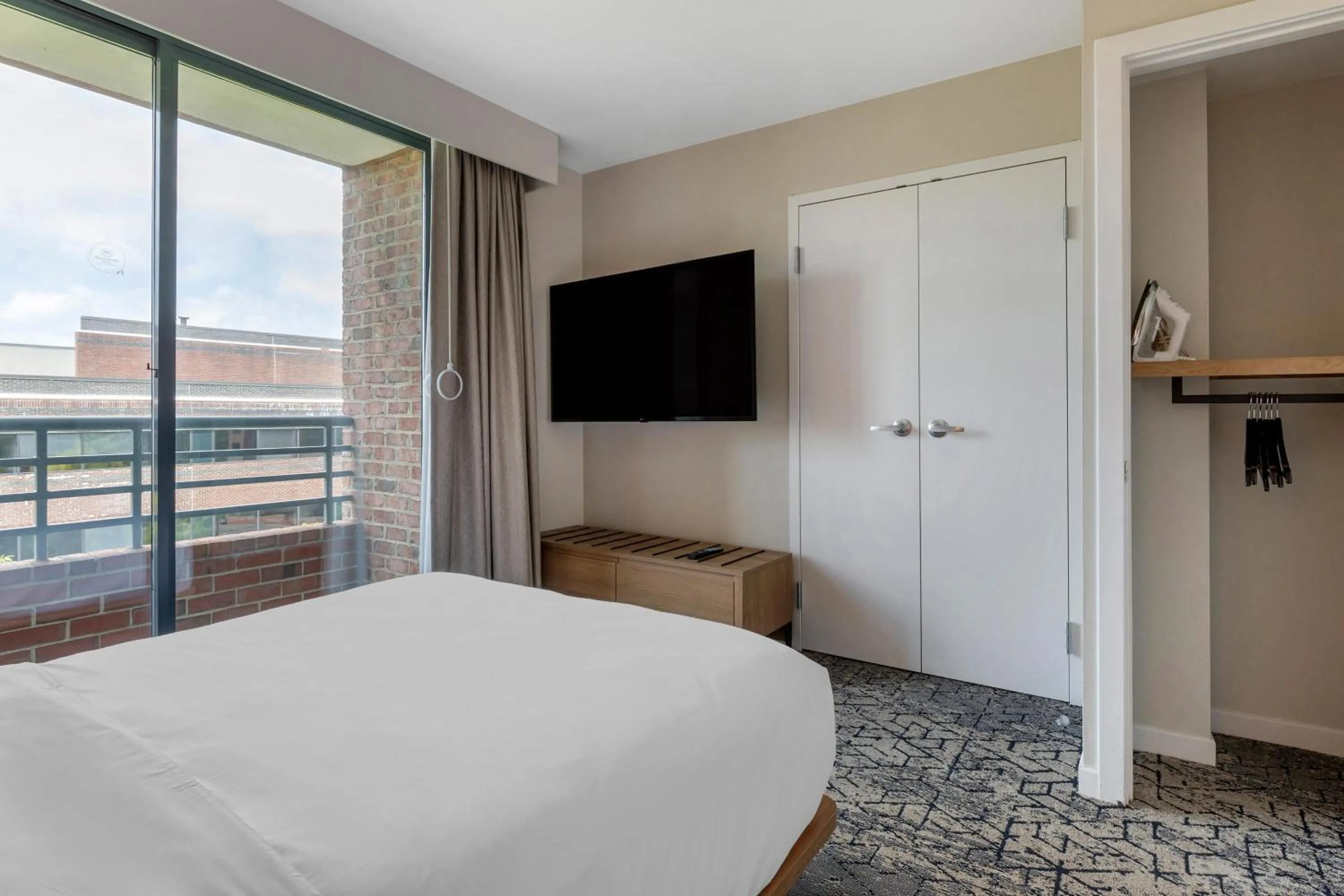 Bedroom, Bed in Sheraton Suites Old Town Alexandria