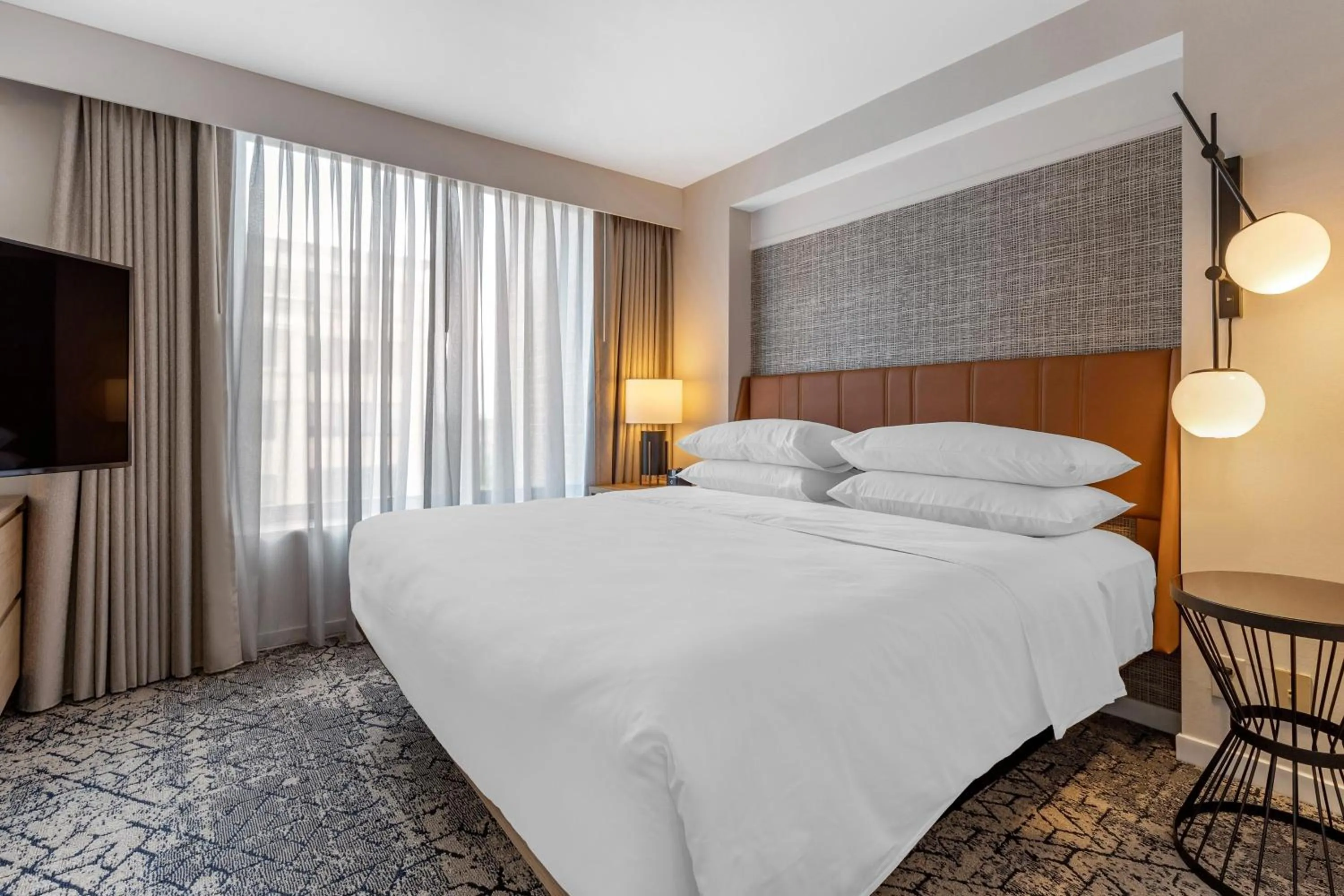 Photo of the whole room, Bed in Sheraton Suites Old Town Alexandria