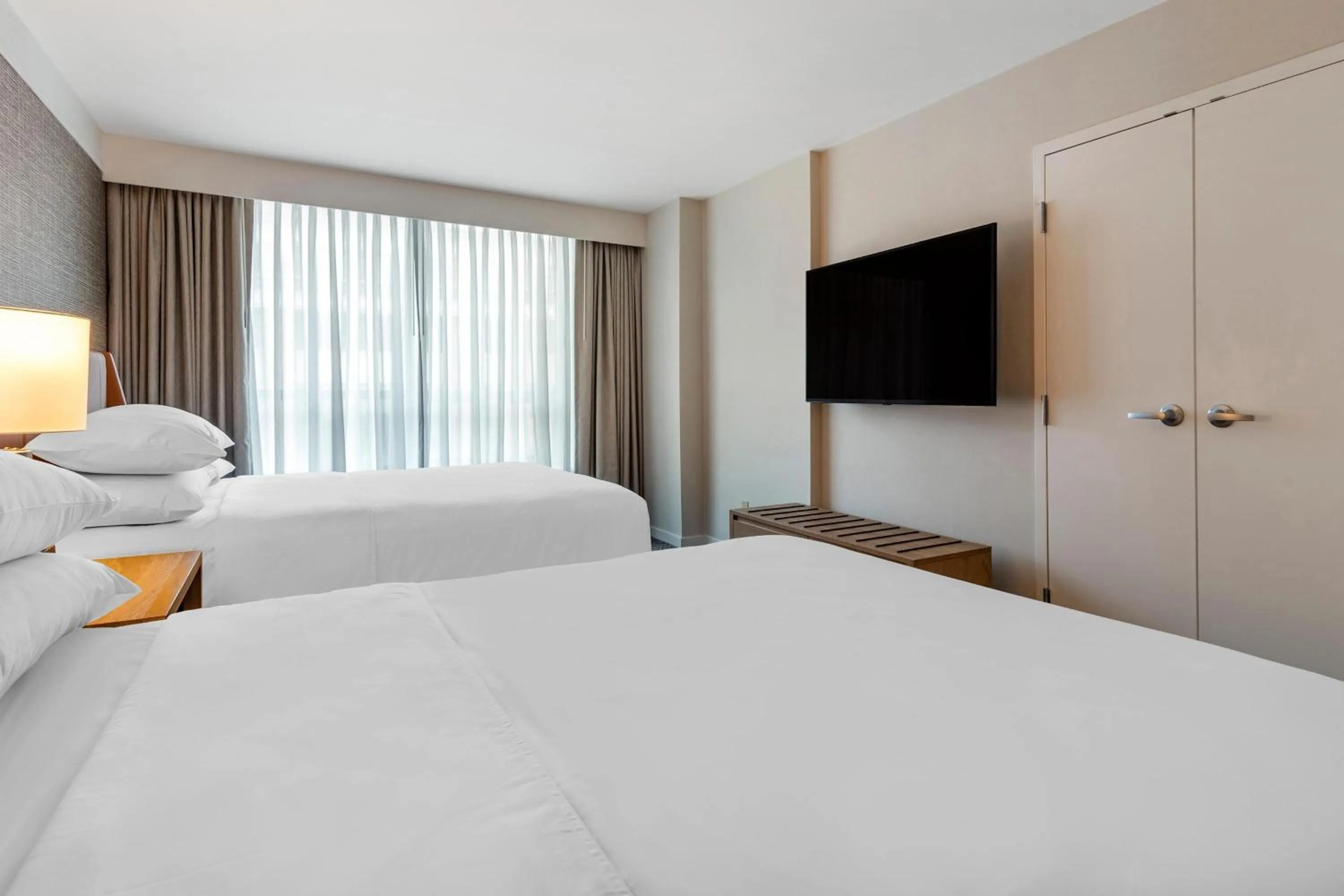 Bedroom, Bed in Sheraton Suites Old Town Alexandria