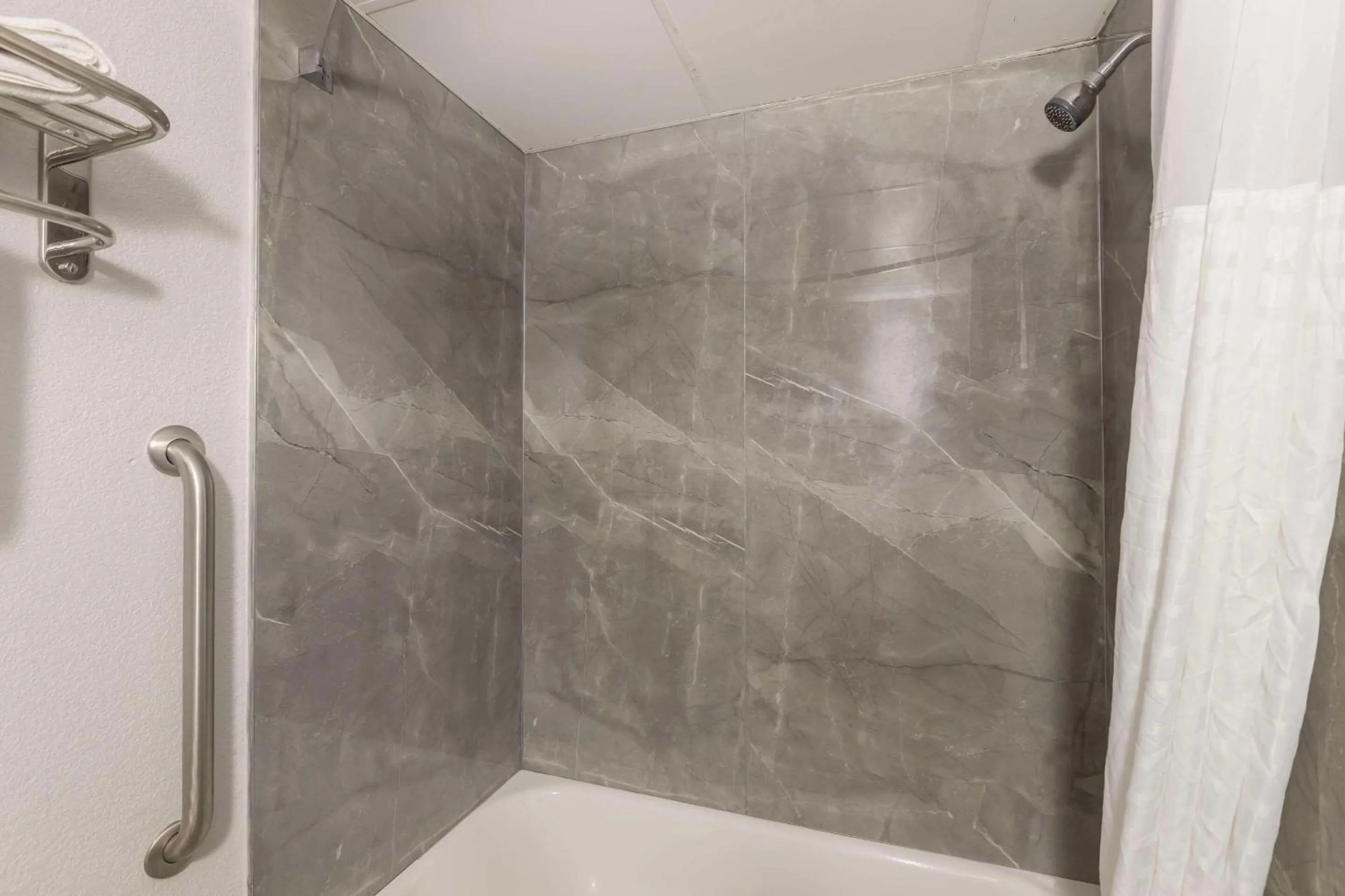 Bedroom in Quality Inn Newton at I-80