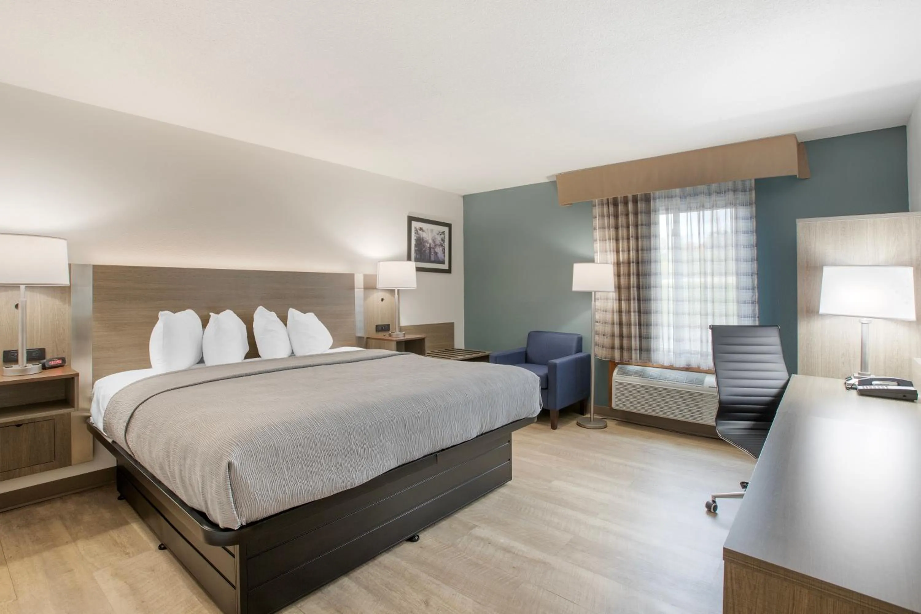 Bedroom, Bed in Quality Inn Newton at I-80