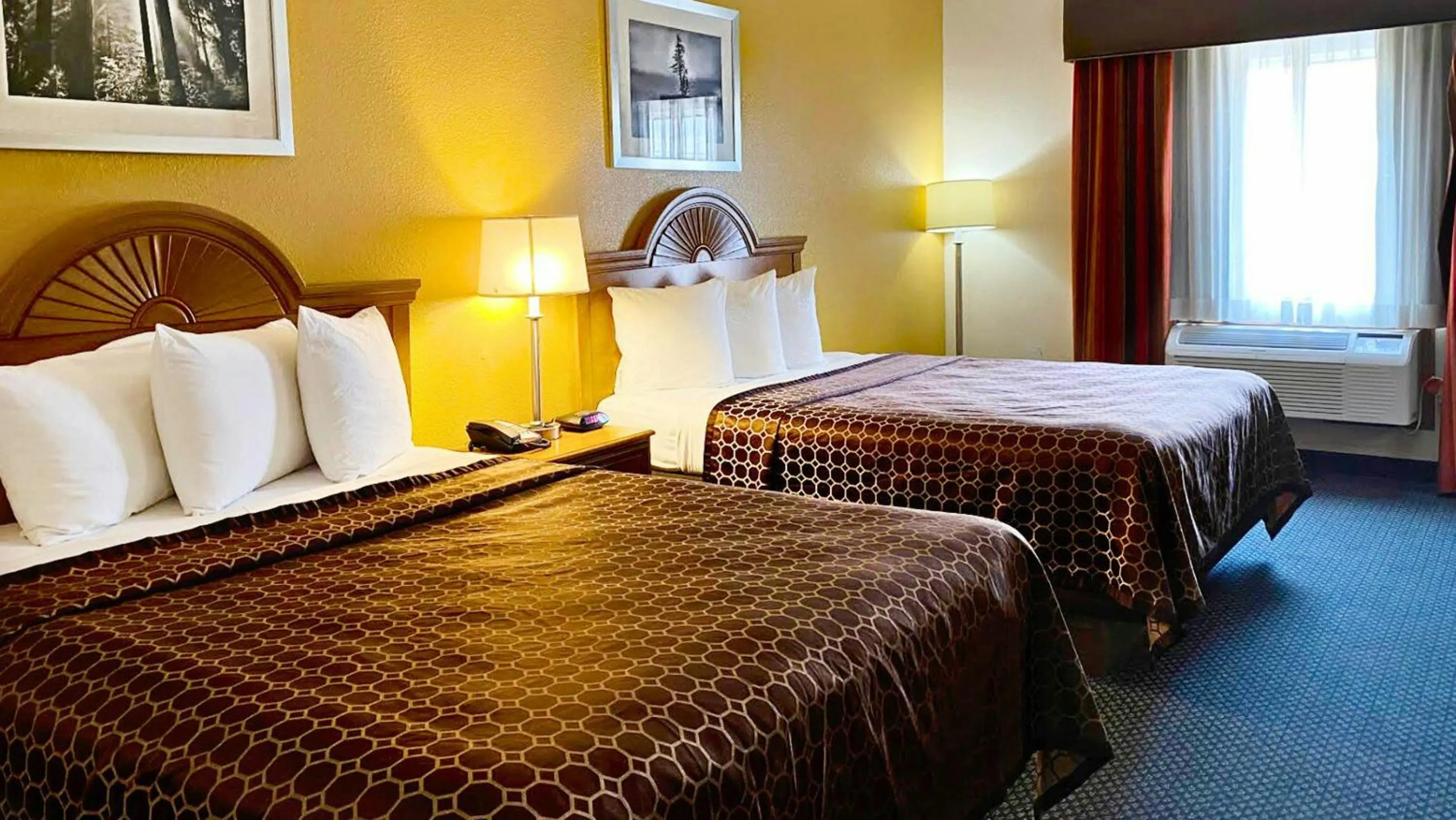 Facade/entrance, Bed in Magnuson Hotel Sand Springs – Tulsa West