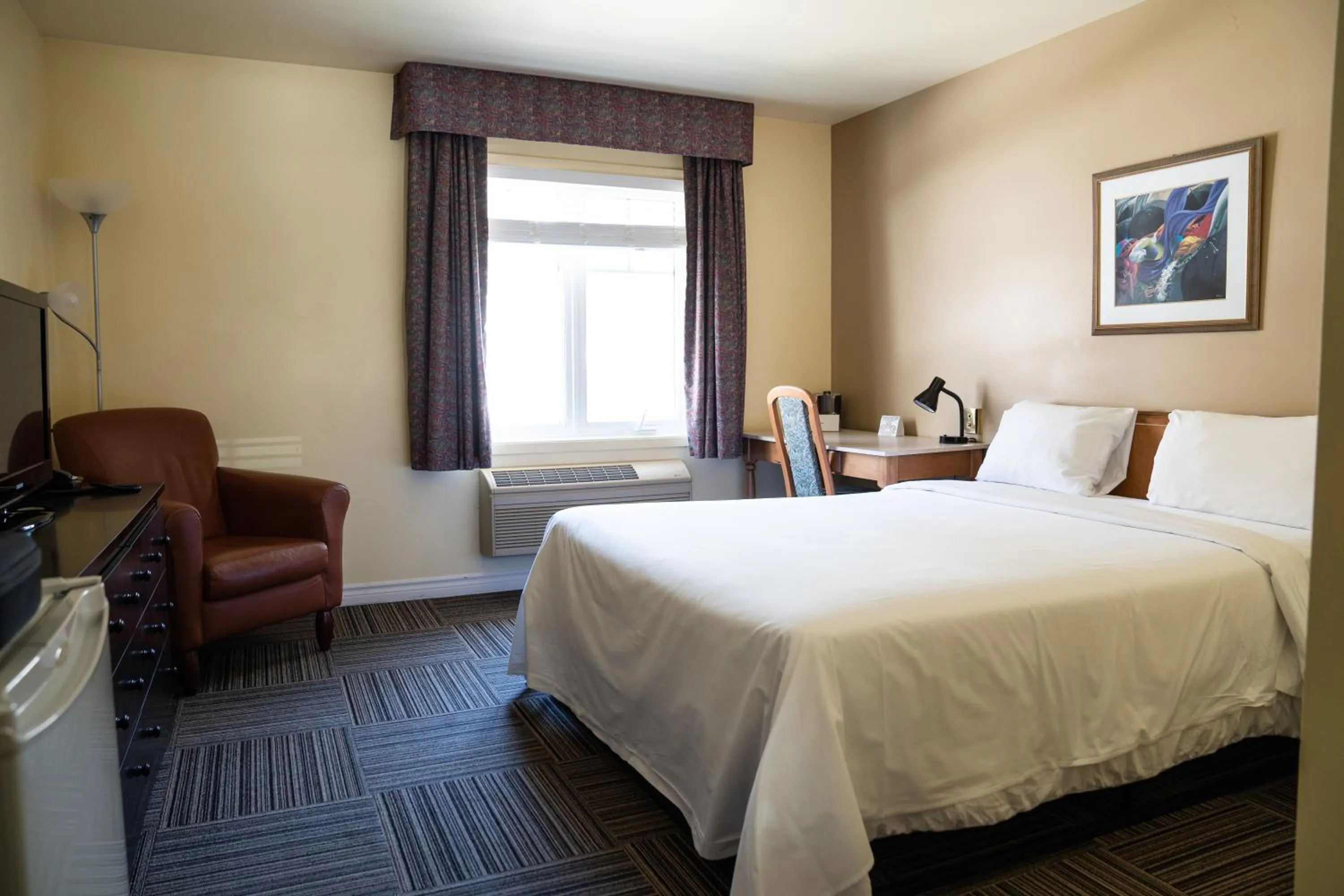 Photo of the whole room, Bed in Hôtel Énergie Shawinigan