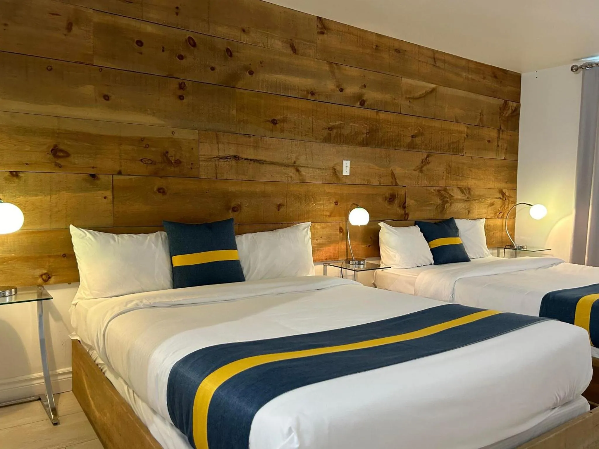 Bed in Hôtel Énergie Shawinigan