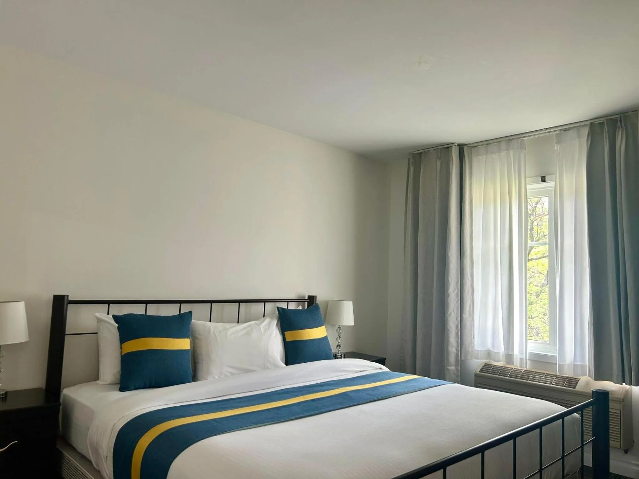 Bed in Hôtel Énergie Shawinigan