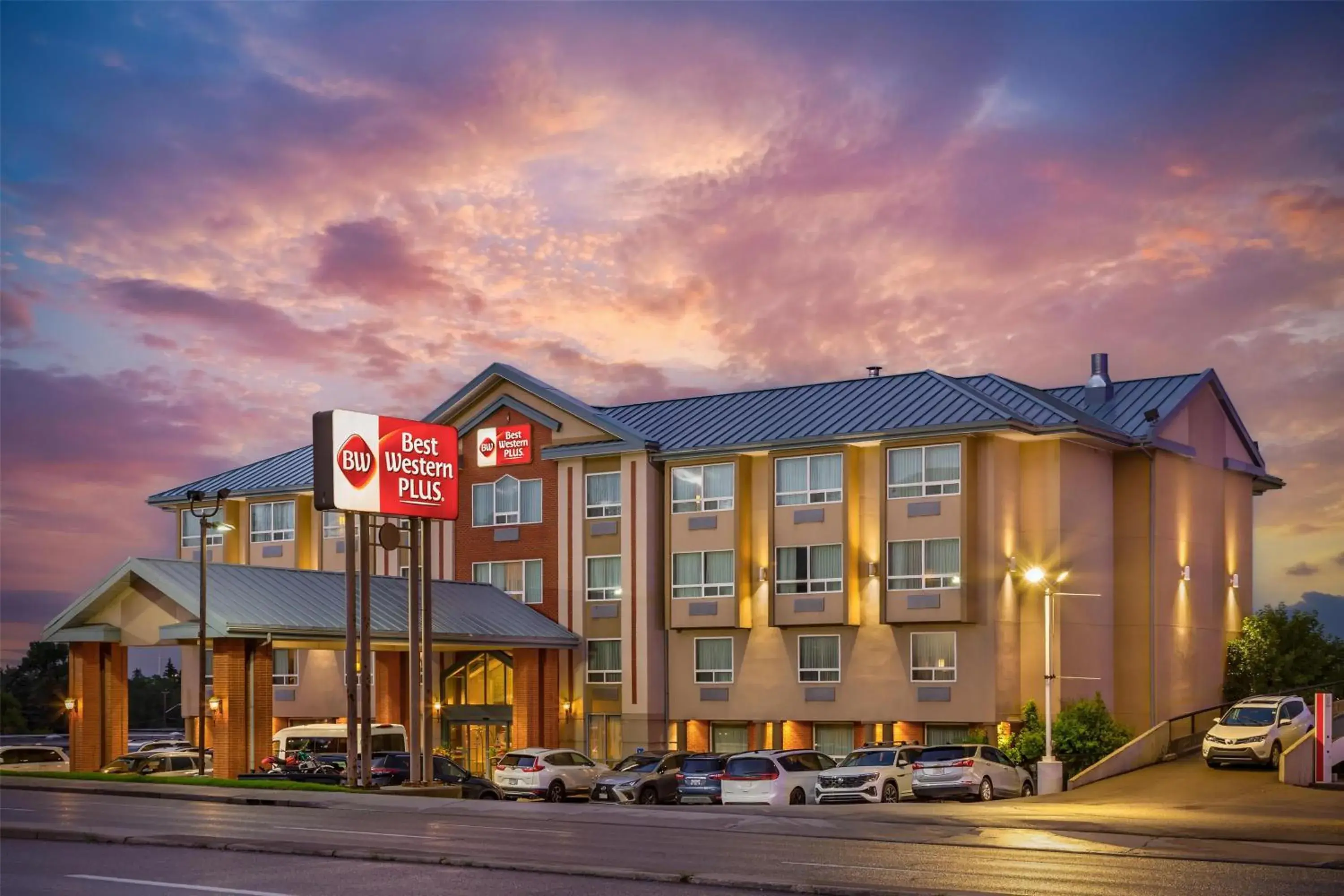 Property building in Best Western PLUS Calgary Centre Inn Property building in Best Western PLUS Calgary Centre Inn
