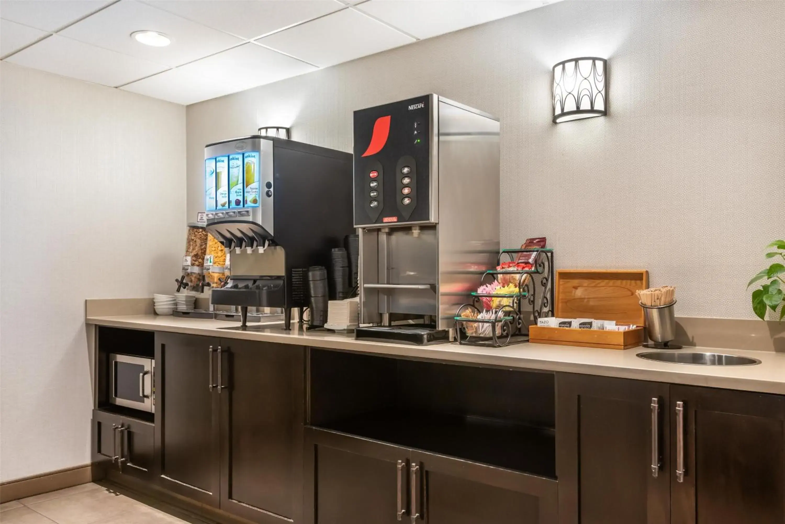 Breakfast in Best Western PLUS Calgary Centre Inn Breakfast in Best Western PLUS Calgary Centre Inn