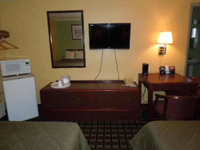 Queen Room with Two Queen Beds - Non-Smoking in Boulevard Inn