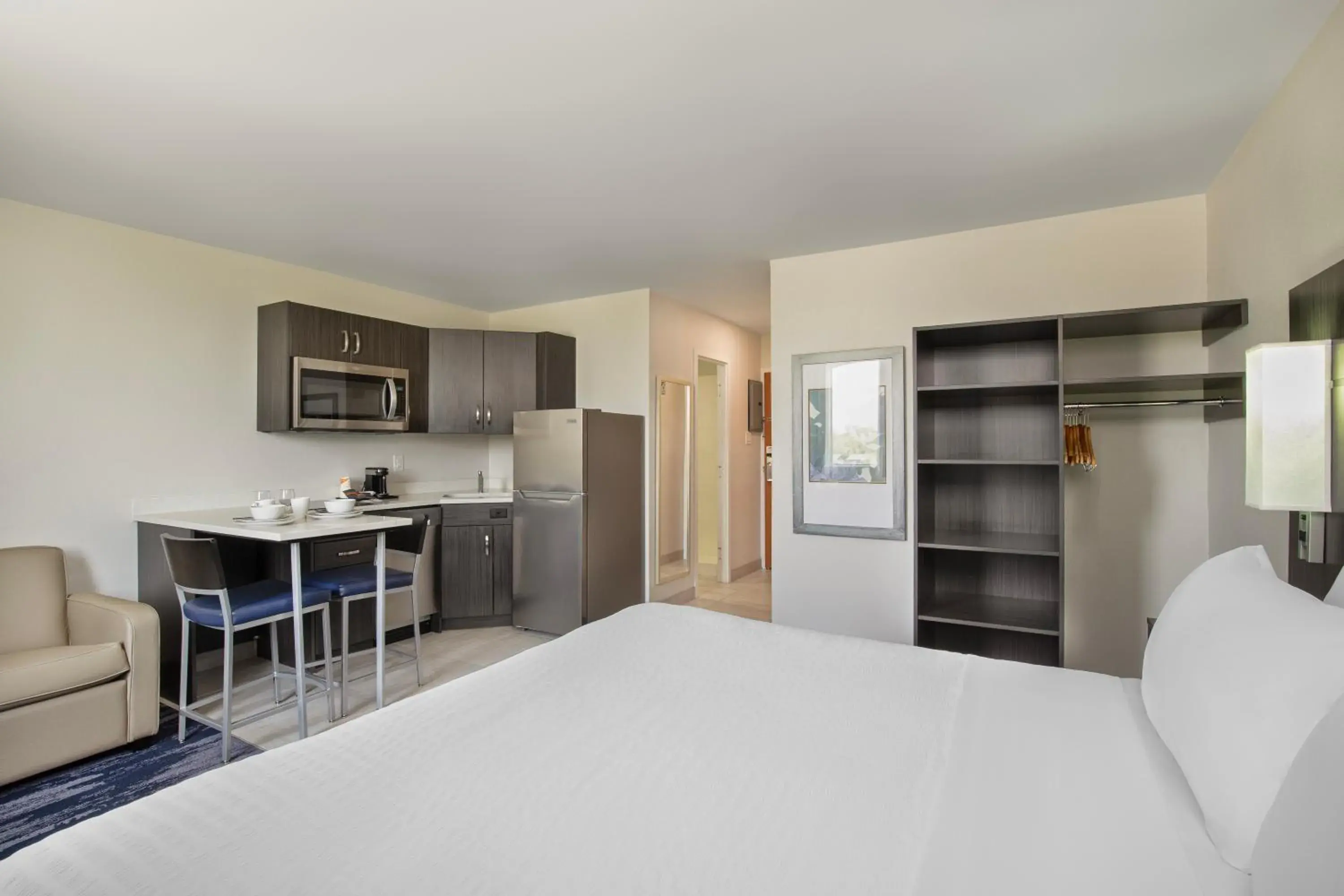 Kitchen or kitchenette, Bed in Quality Inn & Suites Kitchen or kitchenette, Bed in Quality Inn & Suites