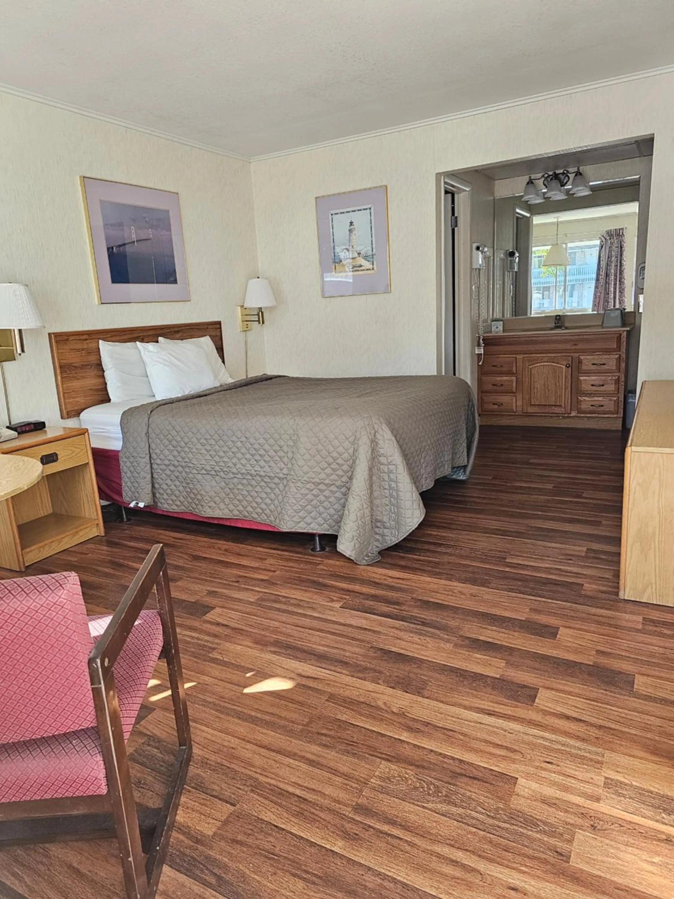 Bed in Americas Best Value Inn Mackinaw City