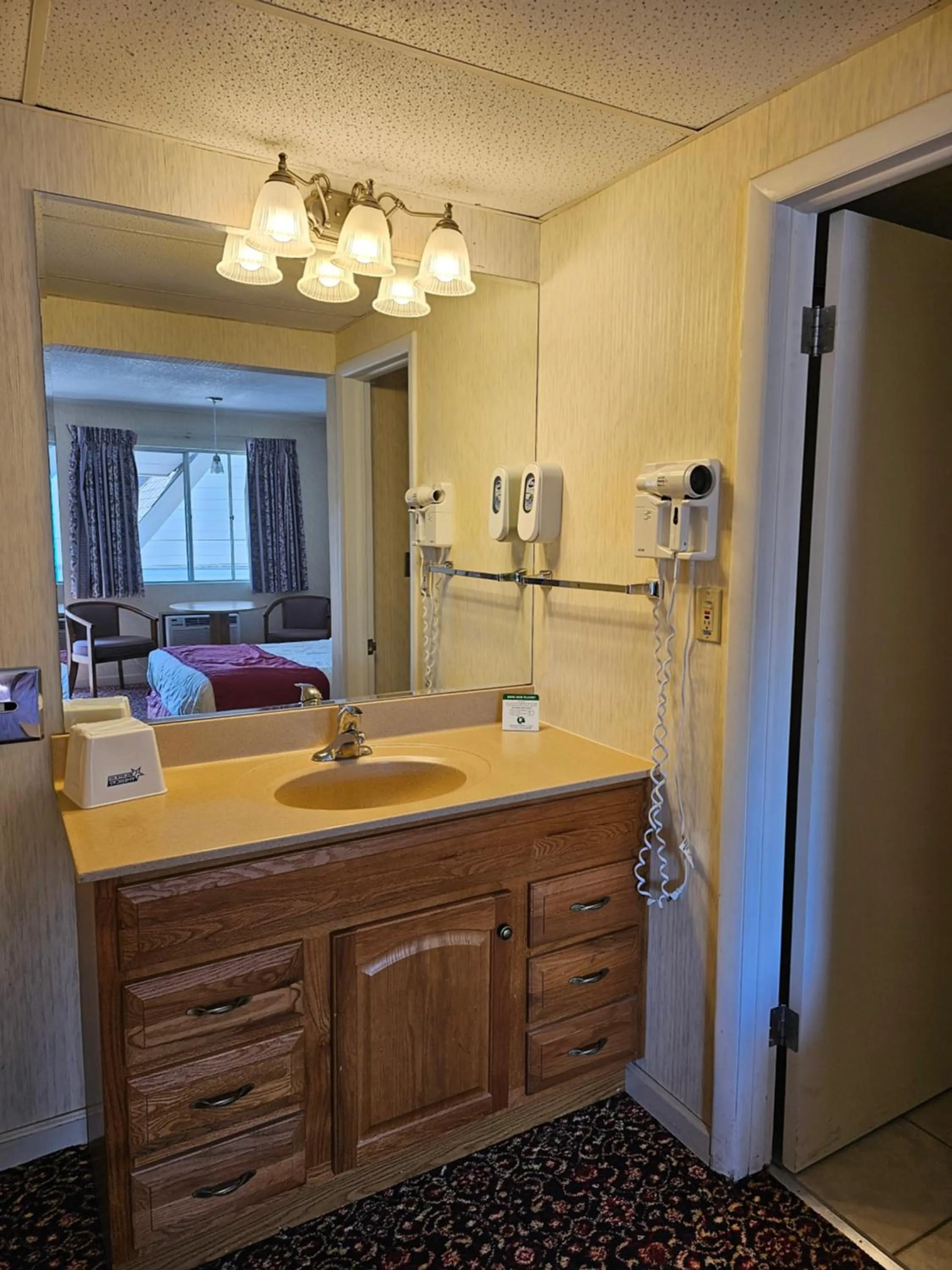 Bed in Americas Best Value Inn Mackinaw City