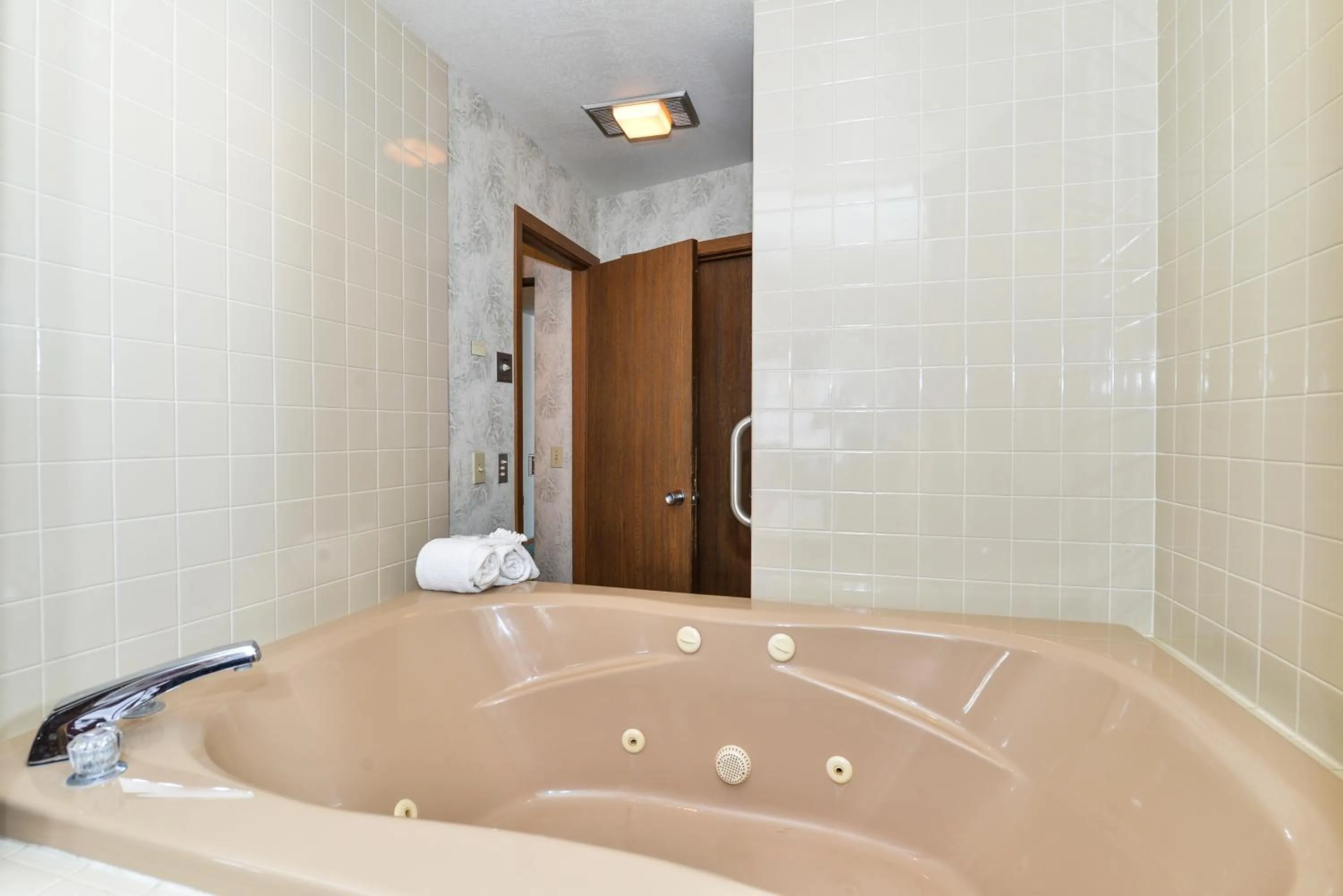 Bathroom in Americas Best Value Inn Mackinaw City