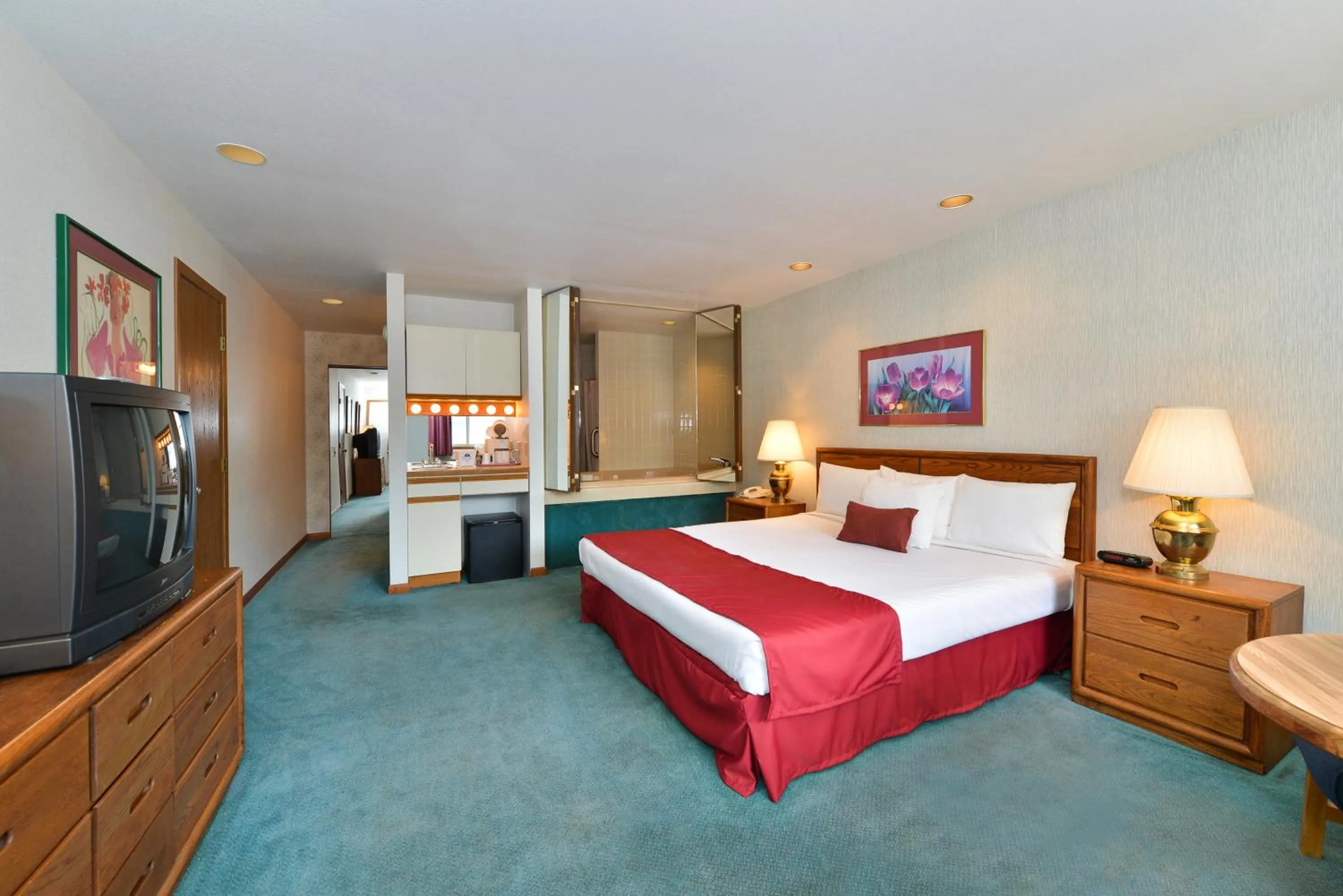 Bedroom, Bed in Americas Best Value Inn Mackinaw City