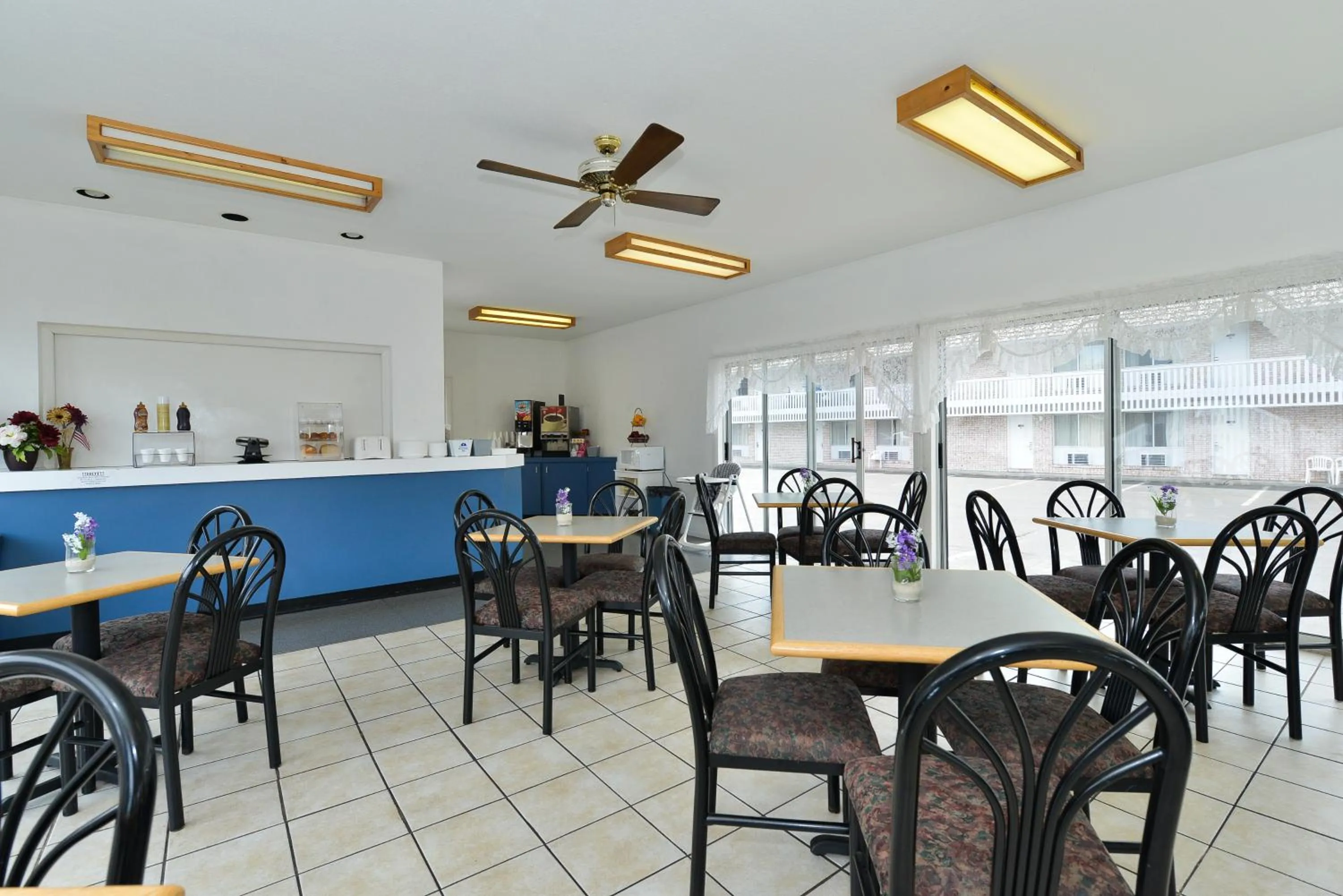 Food in Americas Best Value Inn Mackinaw City