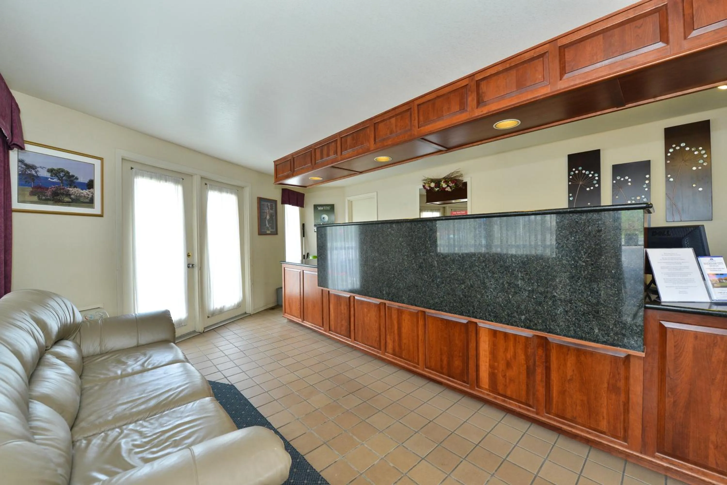 Lobby or reception in Americas Best Value Inn Mackinaw City