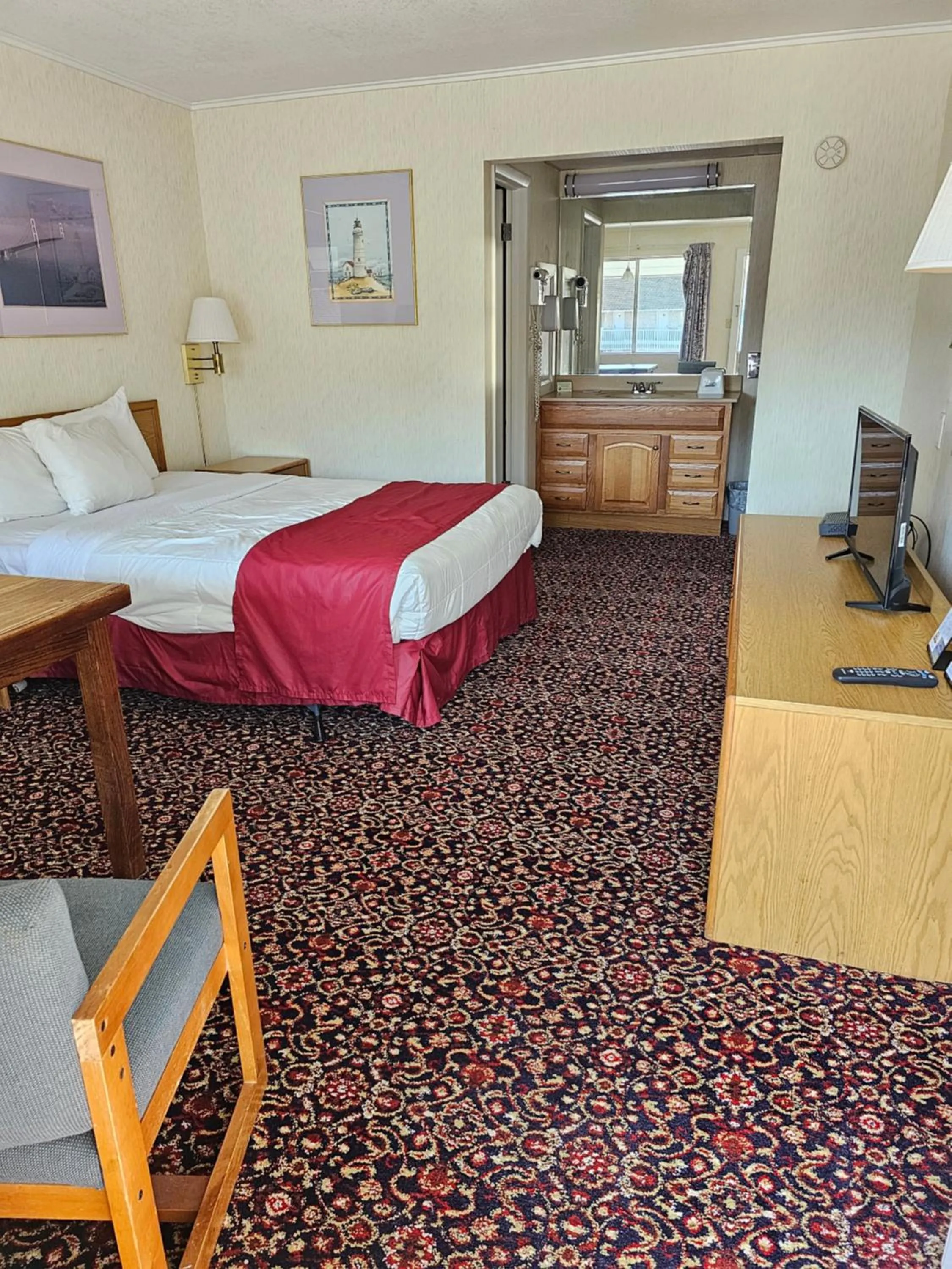 Bed in Americas Best Value Inn Mackinaw City