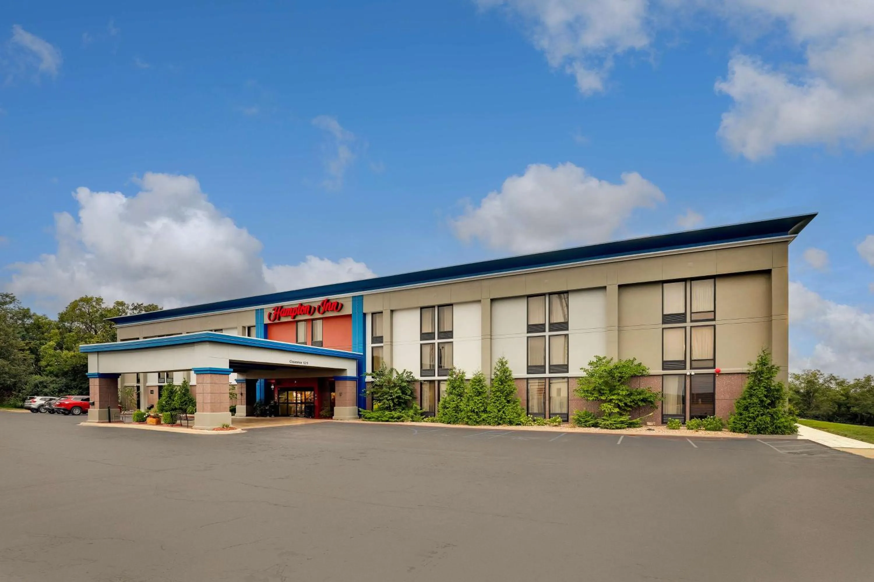 Property building in Hampton Inn Rolla